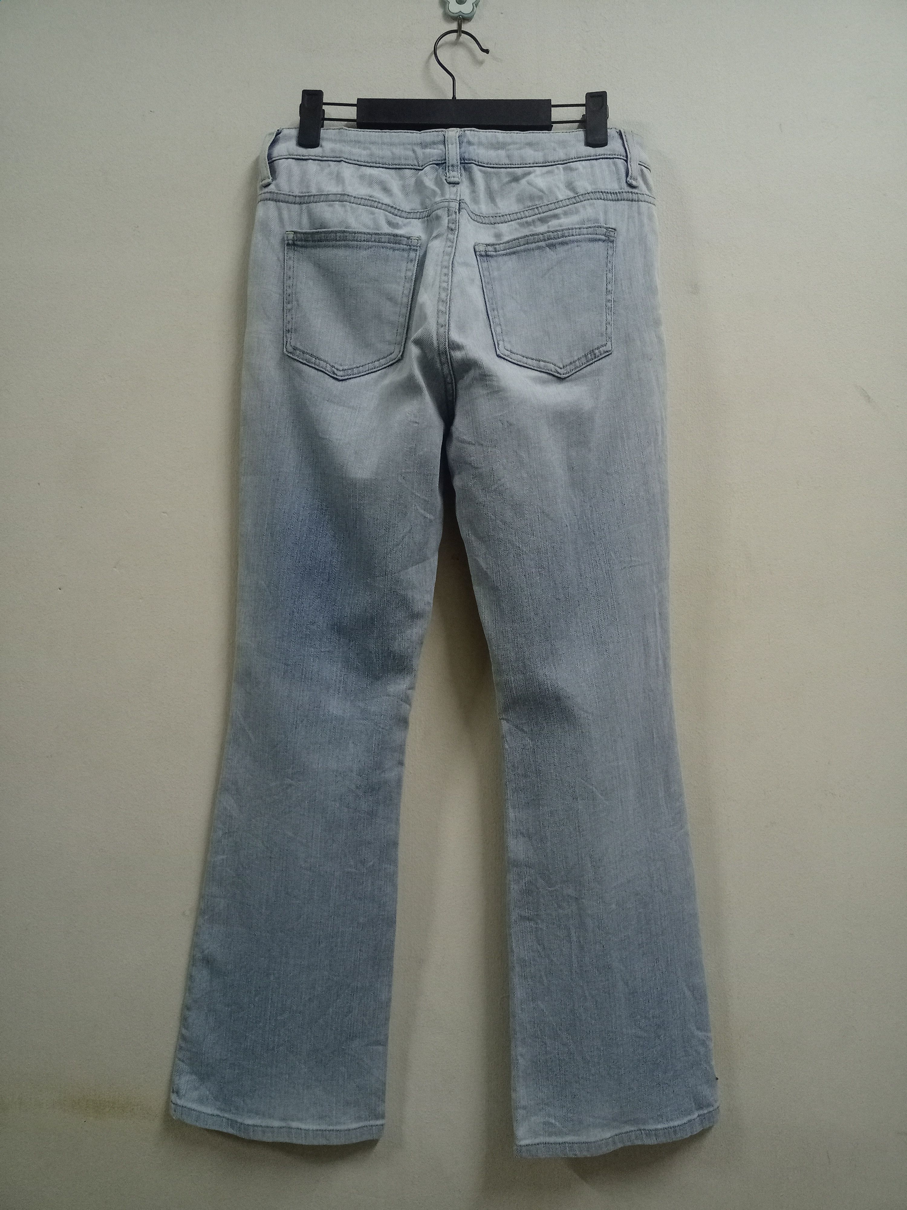 Uniqlo Vintage Uniqlo Light Wash Style Distressed Flare Jeans Size 29" - 2 Thumbnail