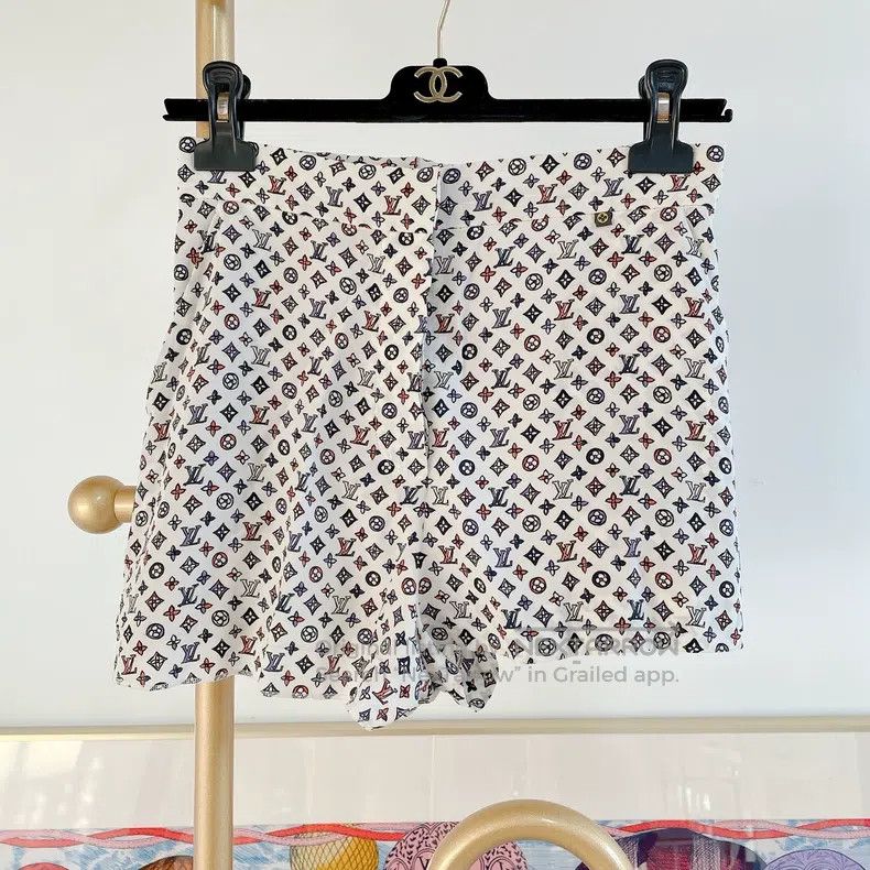 Louis Vuitton Louis Vuitton Full logo shorts Size US 34 / EU 50 - 1 Thumbnail