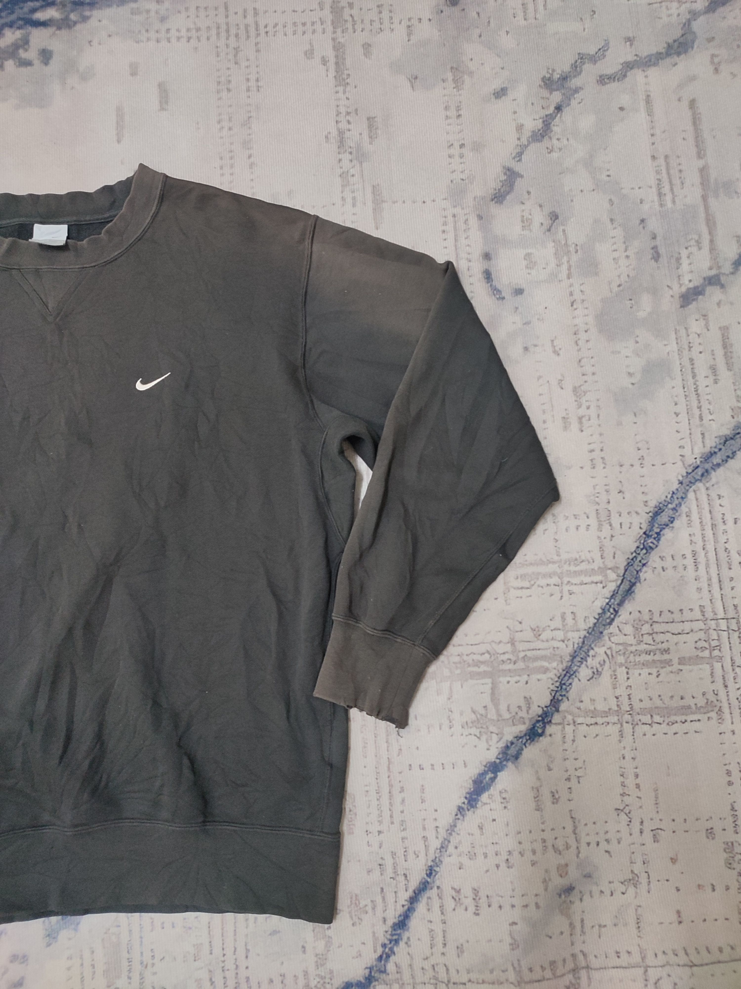 Nike CRAZY THRASHED NIKE Y2K SMALL LOGO SWEATSHIRTS RARE Size US L / EU 52-54 / 3 - 4 Thumbnail