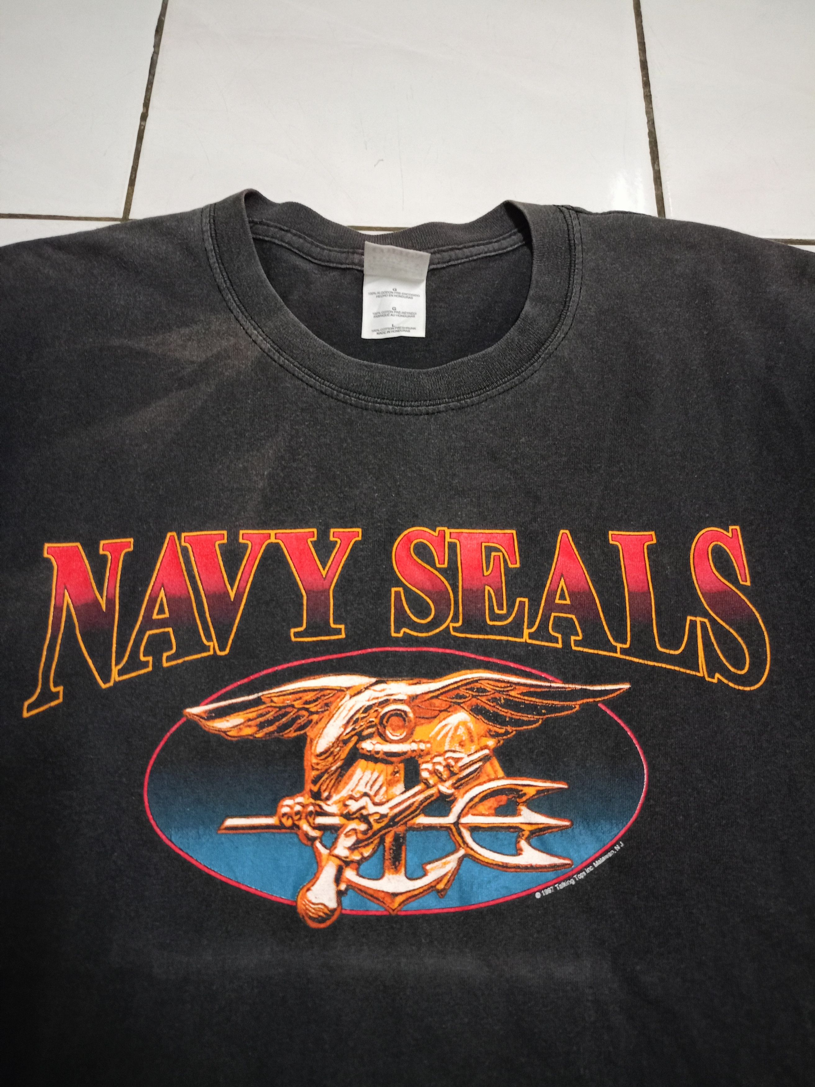 Vintage Vintage rare navy seals t shirt/sun faded Size US L / EU 52-54 / 3 - 4 Thumbnail