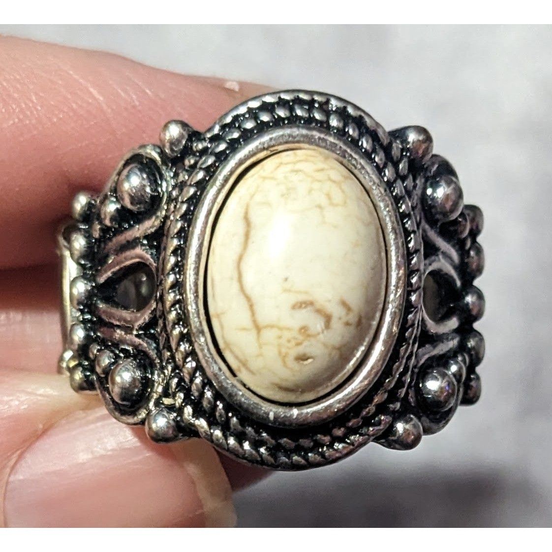 Other Victorian Style Silver Tone Stretch Ring With Marbled White Size ONE SIZE - 15 Thumbnail