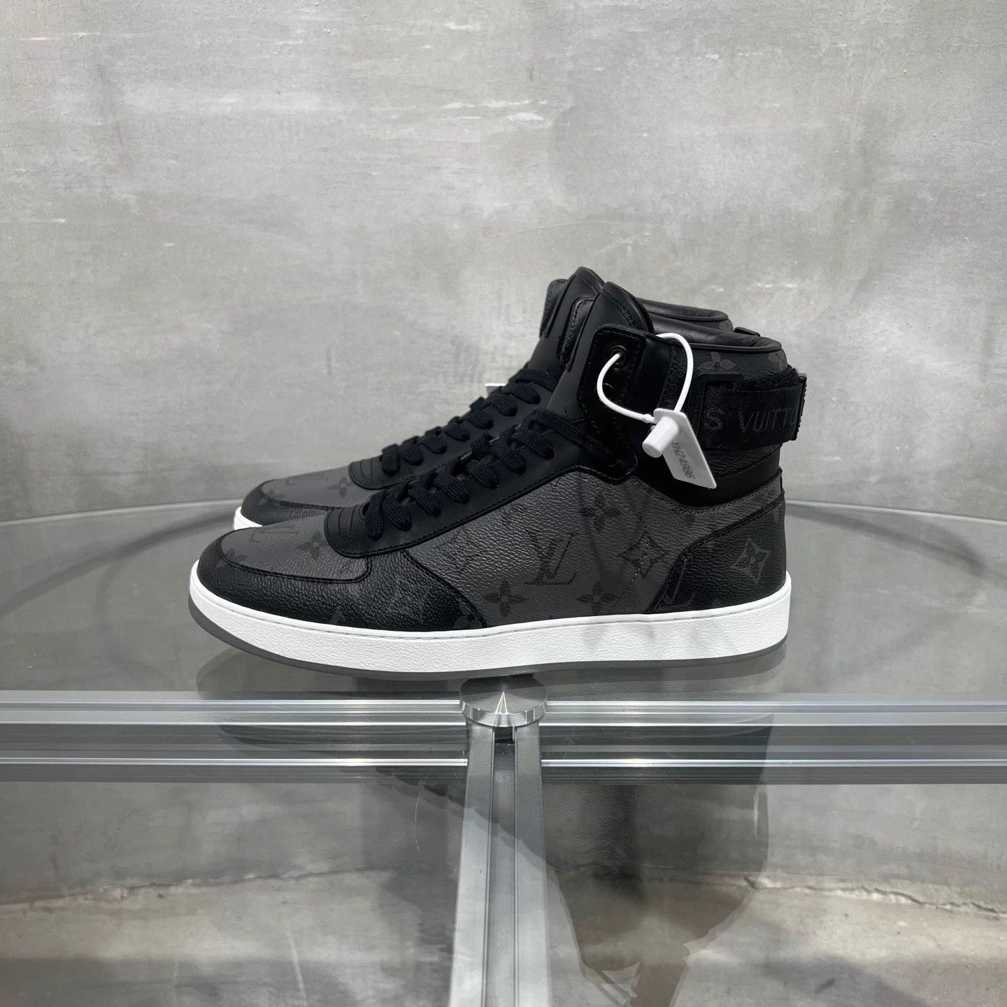 Louis Vuitton Louis Vuitton Rivoli Black Monogram Sneakers UK7 Size US 7 / EU 40 - 3 Thumbnail