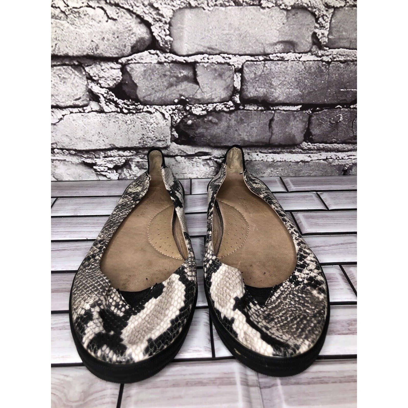 Tommy Bahama Tommy Bahama Odesa Ivory Black Leather Snake Skin Ballet Fla Size US 8 / IT 38 - 2 Thumbnail