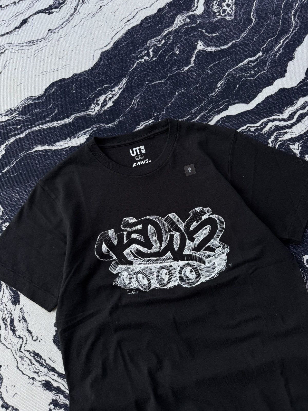 Japanese Brand × Kaws Uniqlo x kaws t shirt Size US S / EU 44-46 / 1 - 3 Thumbnail