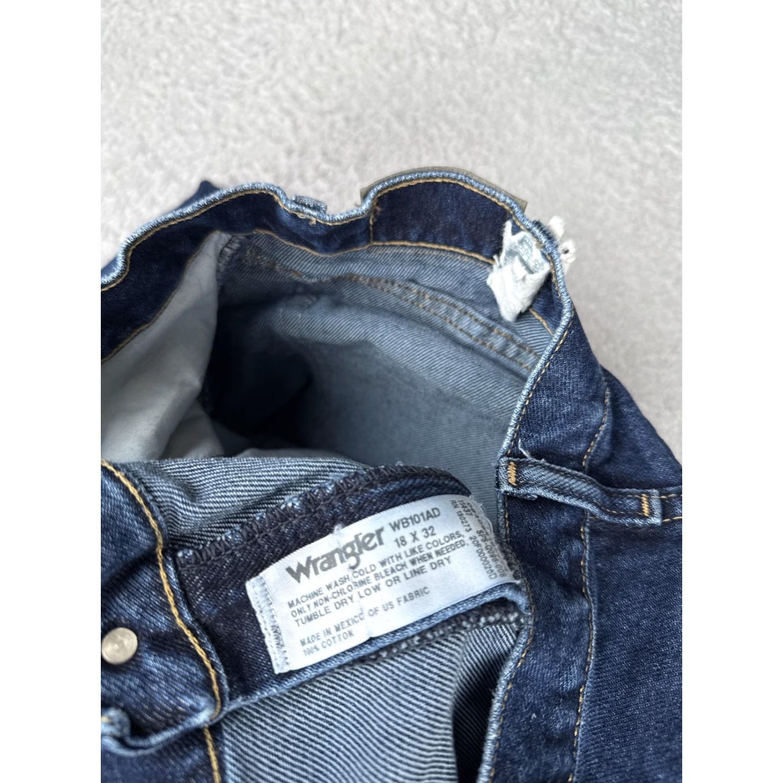 Wrangler Wrangler Jeans Womens 18X32 Straight High Rise Relaxed Blue Medium Wash 34x32 Denim 100% Cotton N/A Size 40" / US 18 - 6 Thumbnail