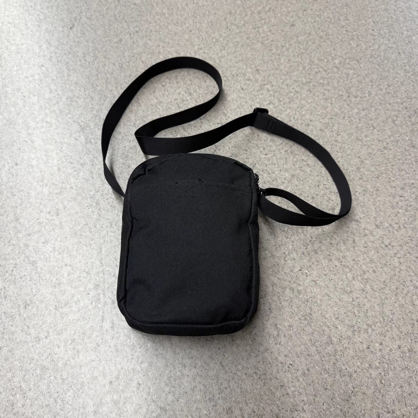 Nike Nike x Undefeated Red & Green Stripe Sling Bag K15 Size ONE SIZE - 4 Thumbnail