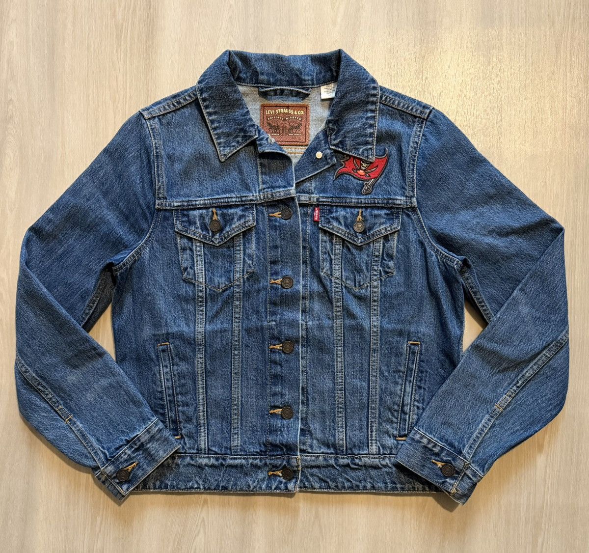 Levi's Levis x NFL Tampa Bay Buccaneers Denim Trucker Jacket Sz L Size L / US 10 / IT 46 - 1 Thumbnail