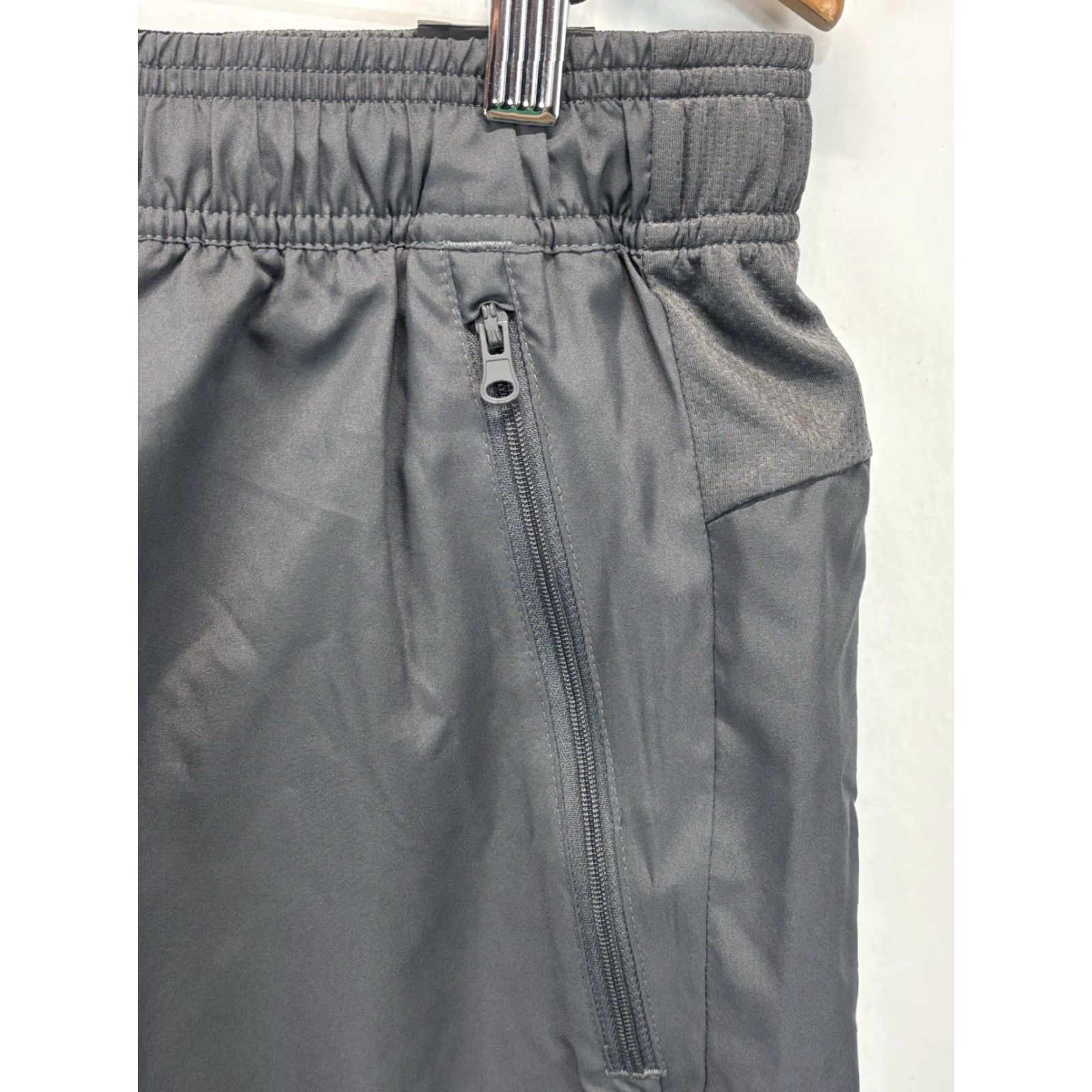 Adidas Adidas Men's Athletic Shorts XL Gray 7-Inch Inseam Zip Pockets Activewear Size US 36 / EU 52 - 3 Thumbnail
