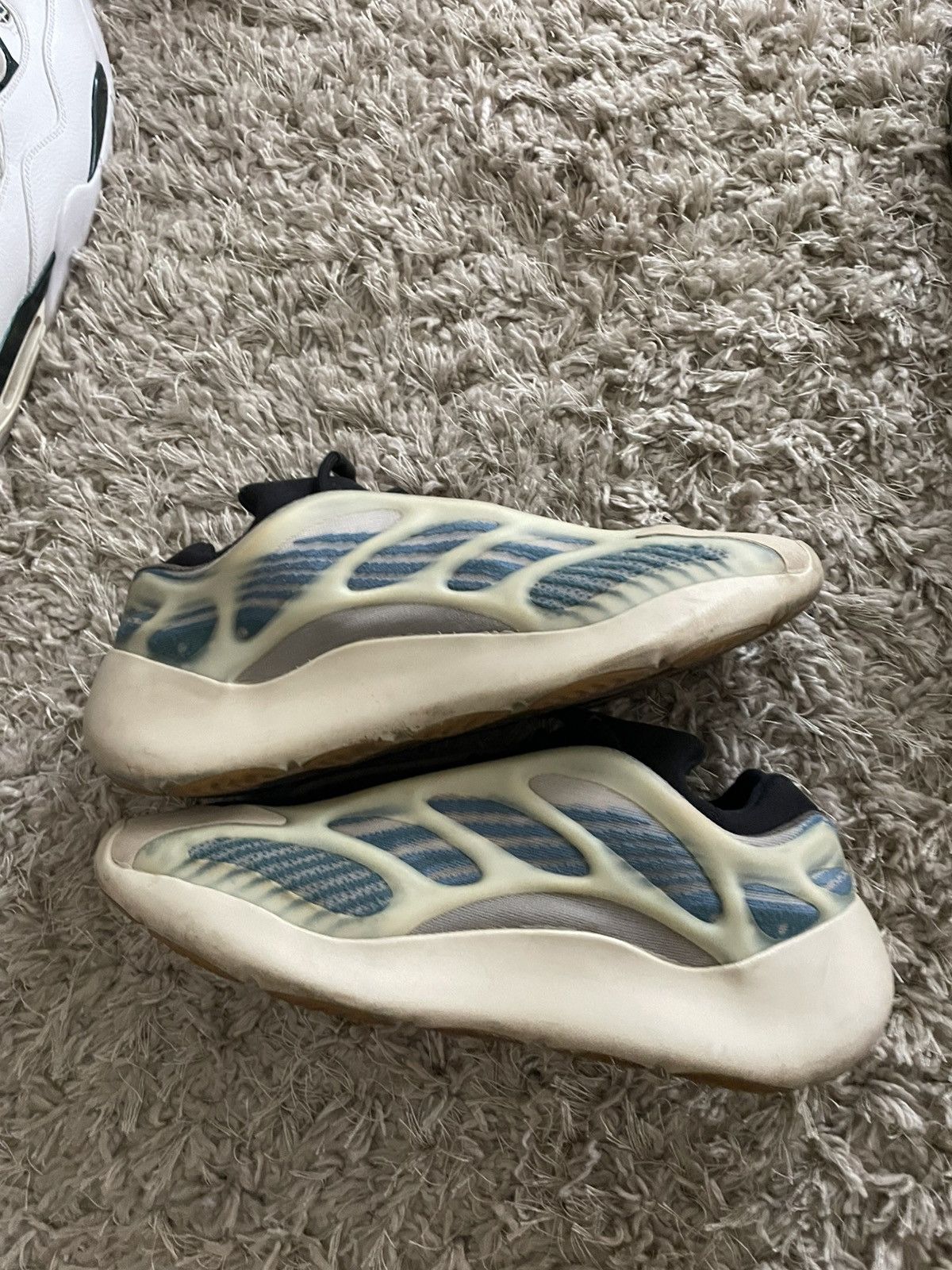 Adidas Adidas Yeezy 700 V3 Kyanite Size US 13 / EU 46 - 2 Thumbnail