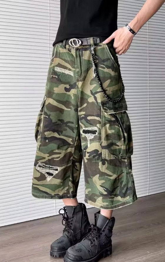 Camouflage Cargo Shorts with Distressed Details Streetwear