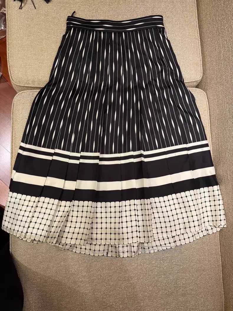Loro Piana Loro Piana Pleated Skirt Size 25" / US 0 / IT 36 - 1 Thumbnail