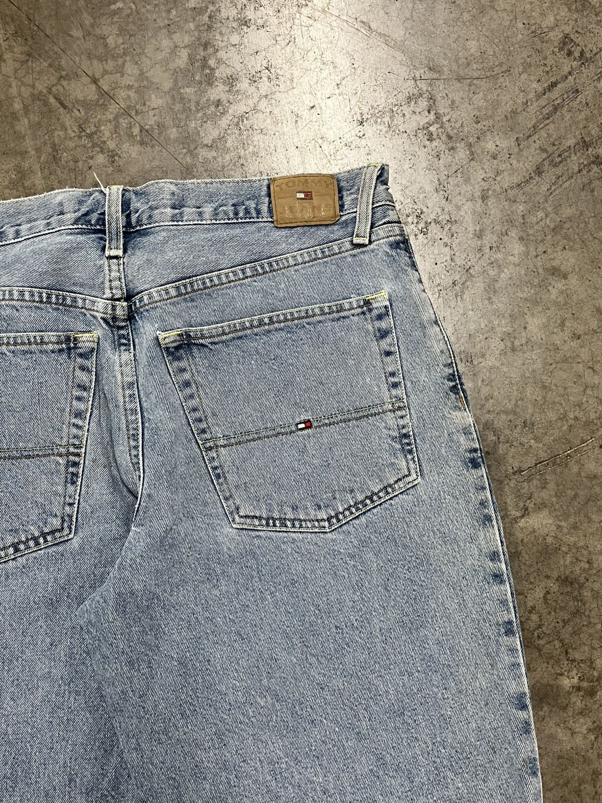 Tommy Hilfiger × Vintage Tommy Hilfiger y2k baggy jorts skater streetwear hype rare Size US 32 / EU 48 - 3 Thumbnail