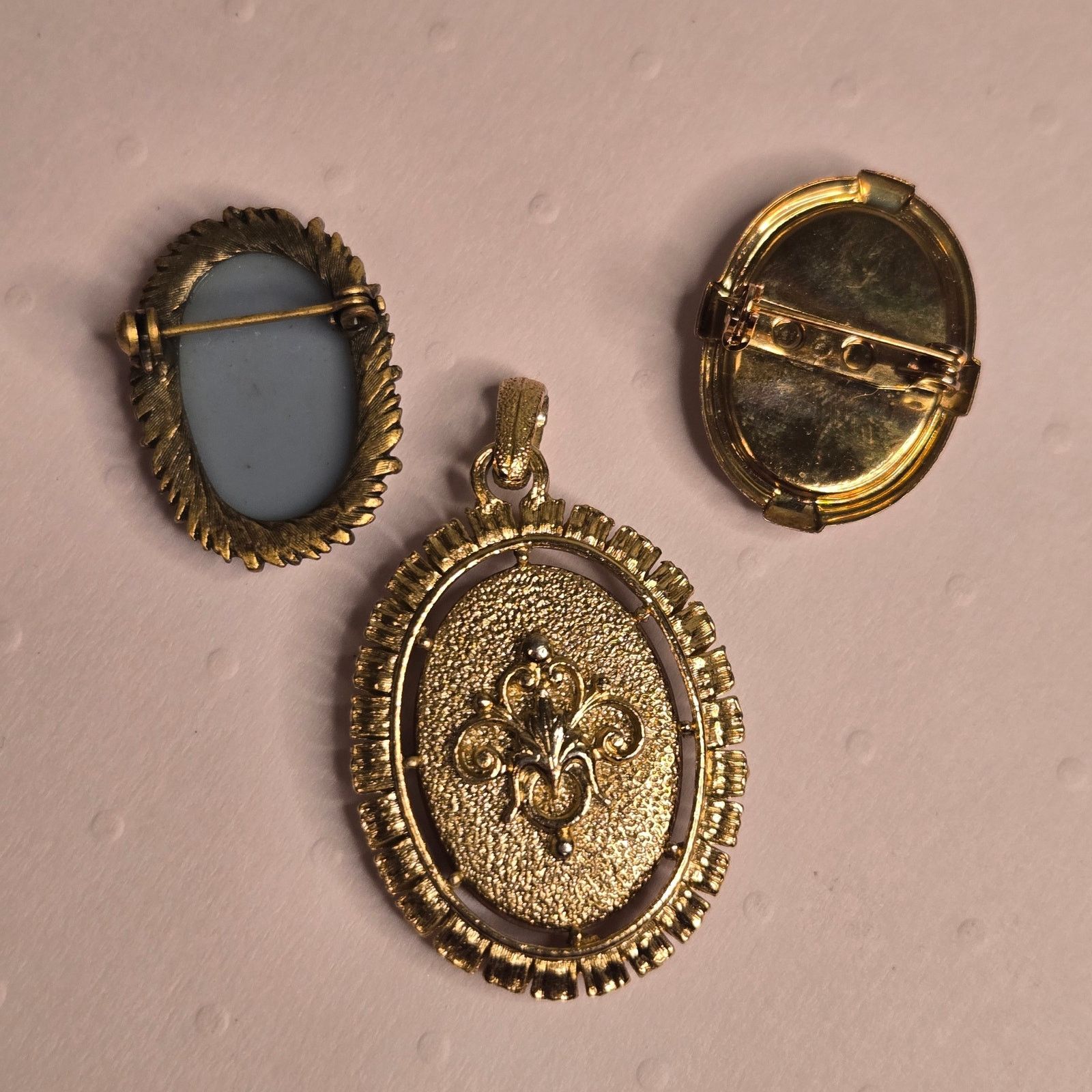 Vintage Vintage Cameo Brooch Pendant Ornate Gold Tone Frame Estate Size ONE SIZE - 2 Thumbnail