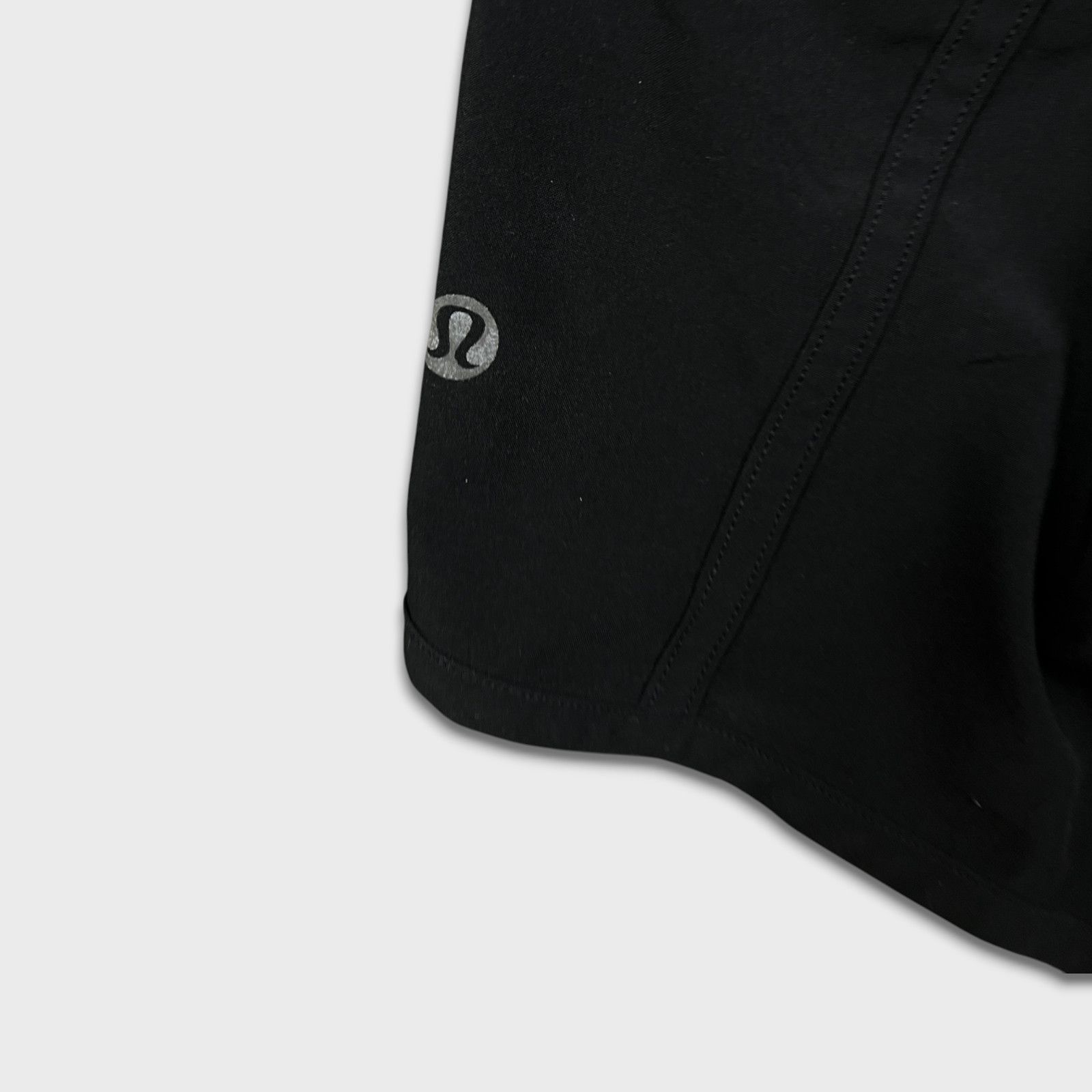Lululemon Lululemon Tracker Short V *4" Low Rise Athletic Lightweight Size 27" / US 4 / IT 40 - 6 Thumbnail