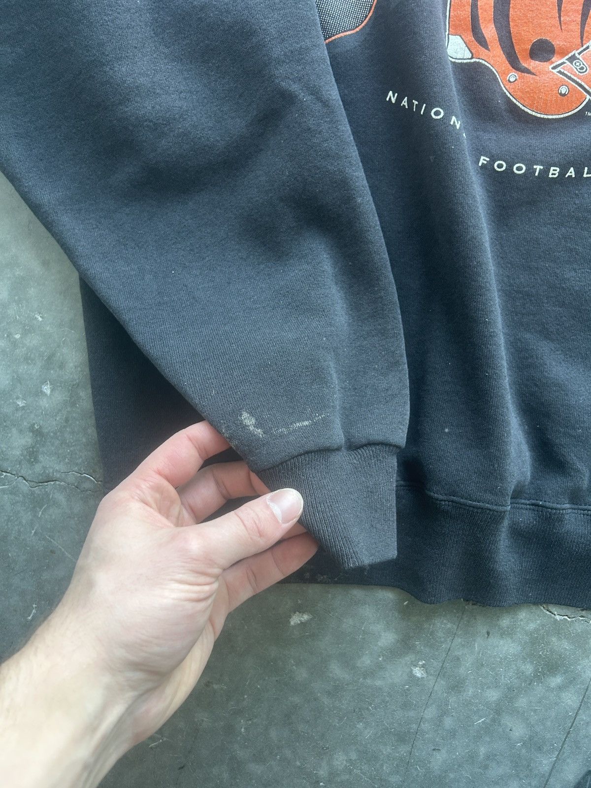 NFL × Vintage Vintage 90s Faded Black Cincinnati Bengals Sweatshirt Size US L / EU 52-54 / 3 - 8 Thumbnail