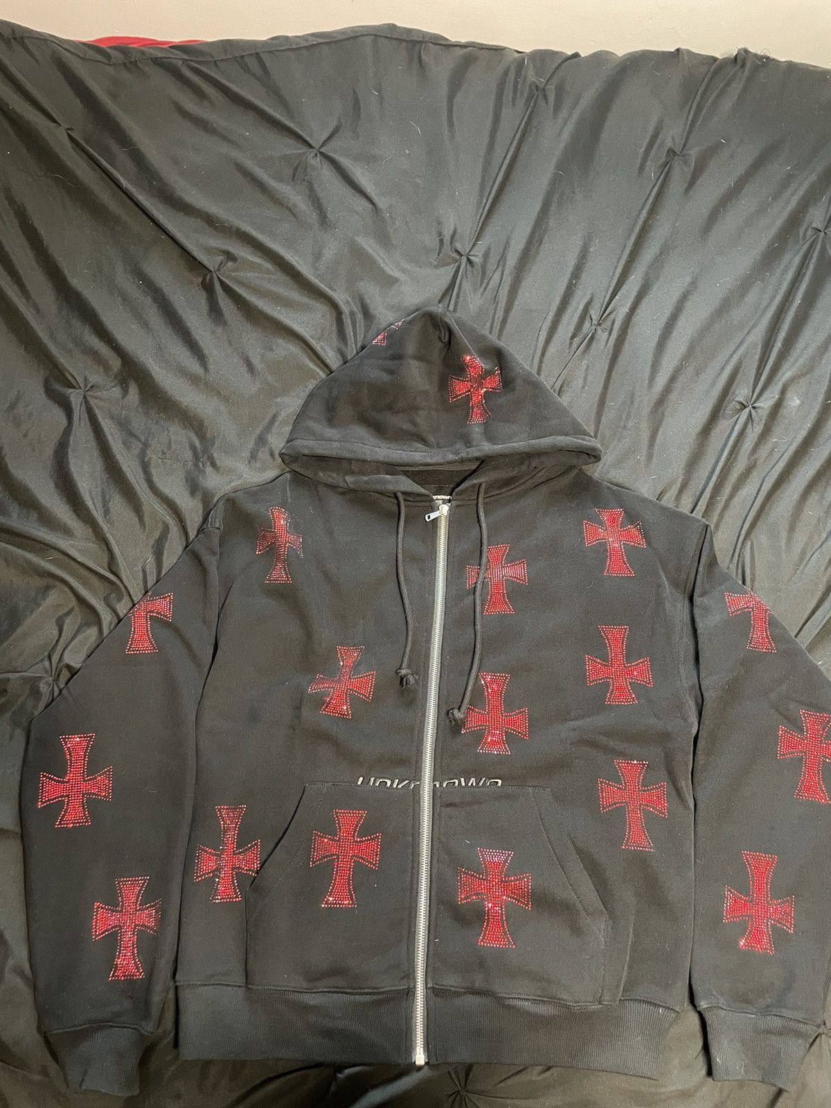 トップス Unknown London BLACKxRED RHINESTONE Blackxred Rhinestone Cross Zip Hoodie｜Unknown London