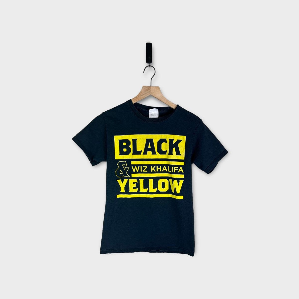 Vintage Vintage 2000's Wiz Khalifa Black & Yellow T-Shirt Size S / US 4 / IT 40 - 1 Thumbnail