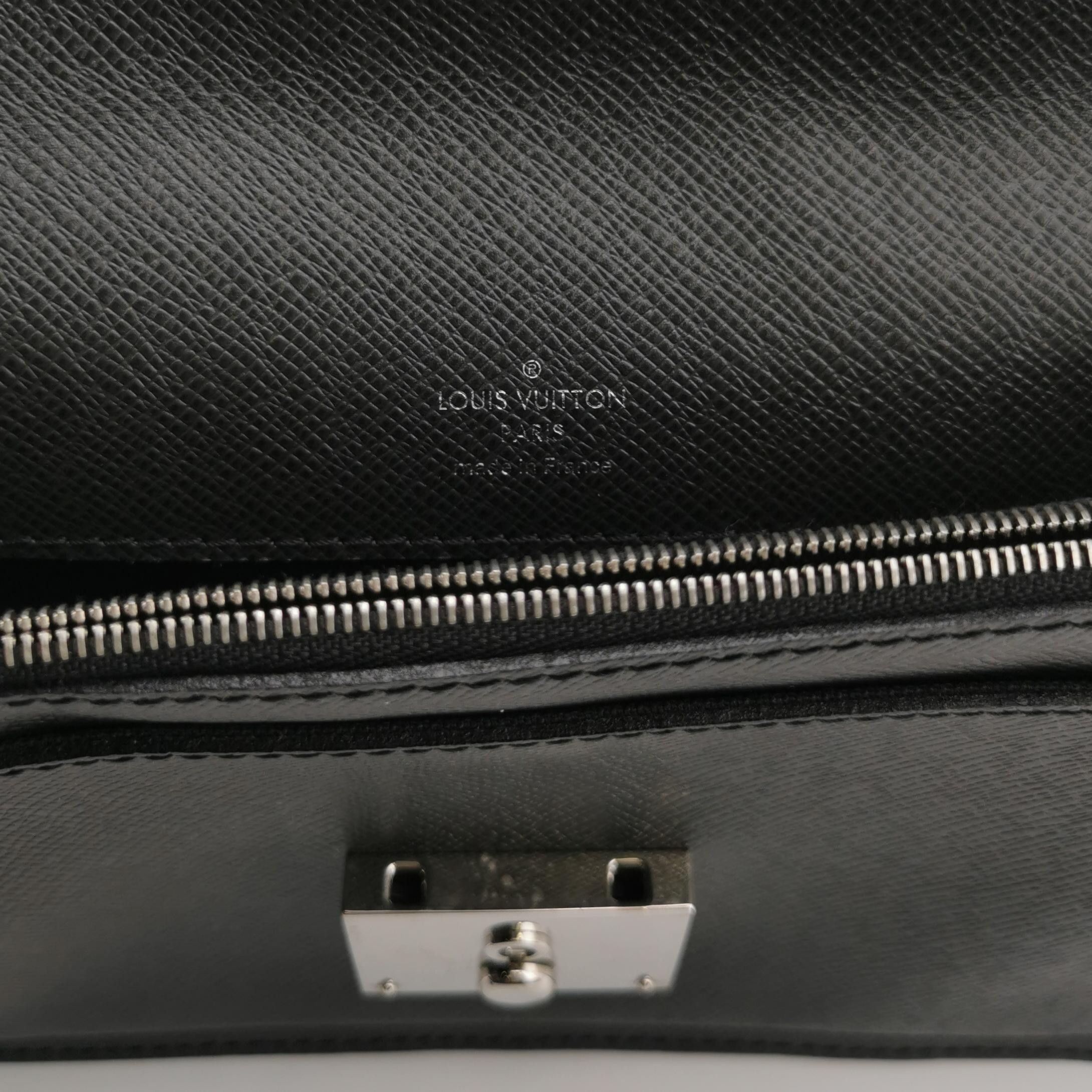 Louis Vuitton Louis Vuitton (LV) Taiga leather solid color letter logo lo Size ONE SIZE - 4 Thumbnail