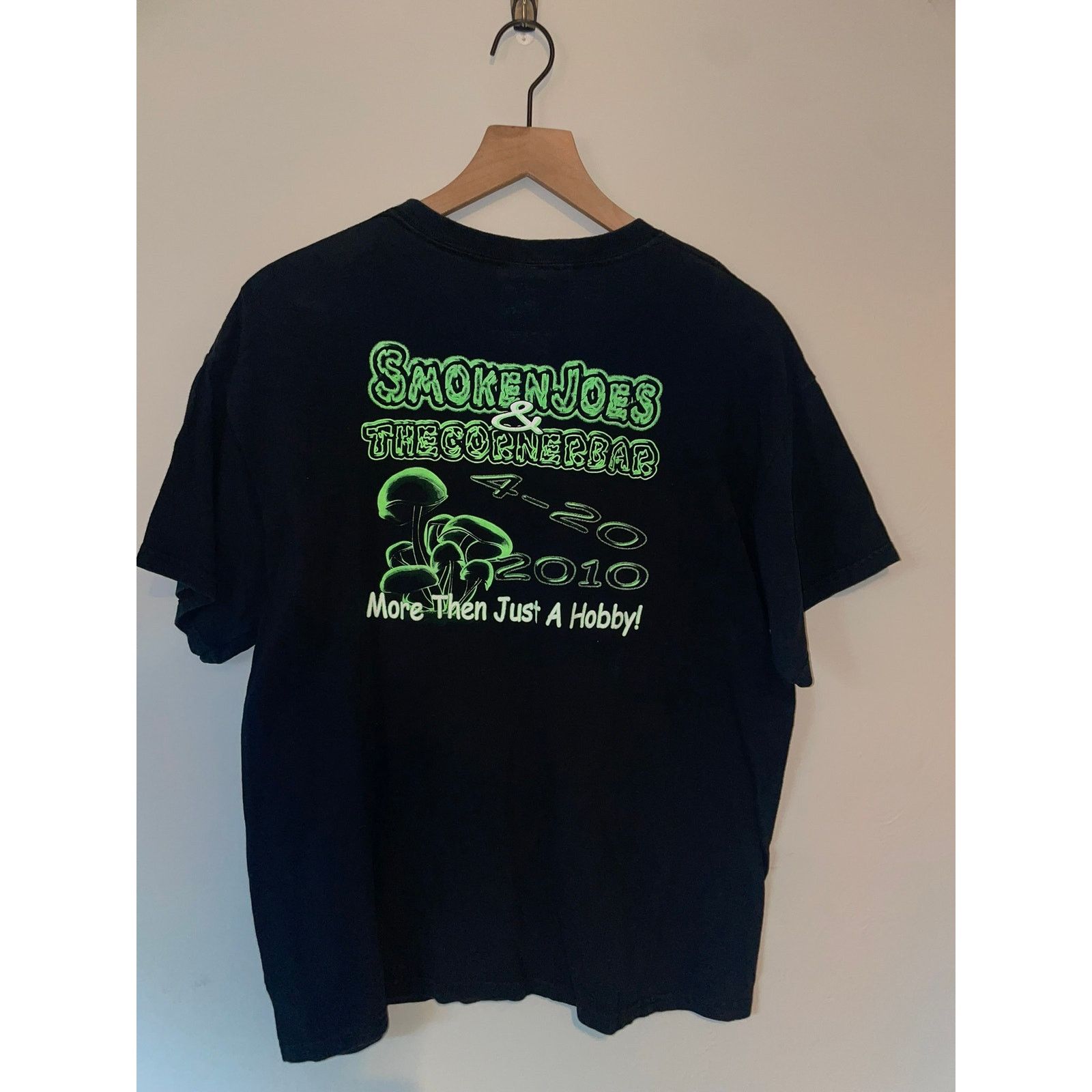 Gildan Smoken Joes Shirt and The Corner Bar 420 Weed Tee Graphic L Size US L / EU 52-54 / 3 - 5 Thumbnail