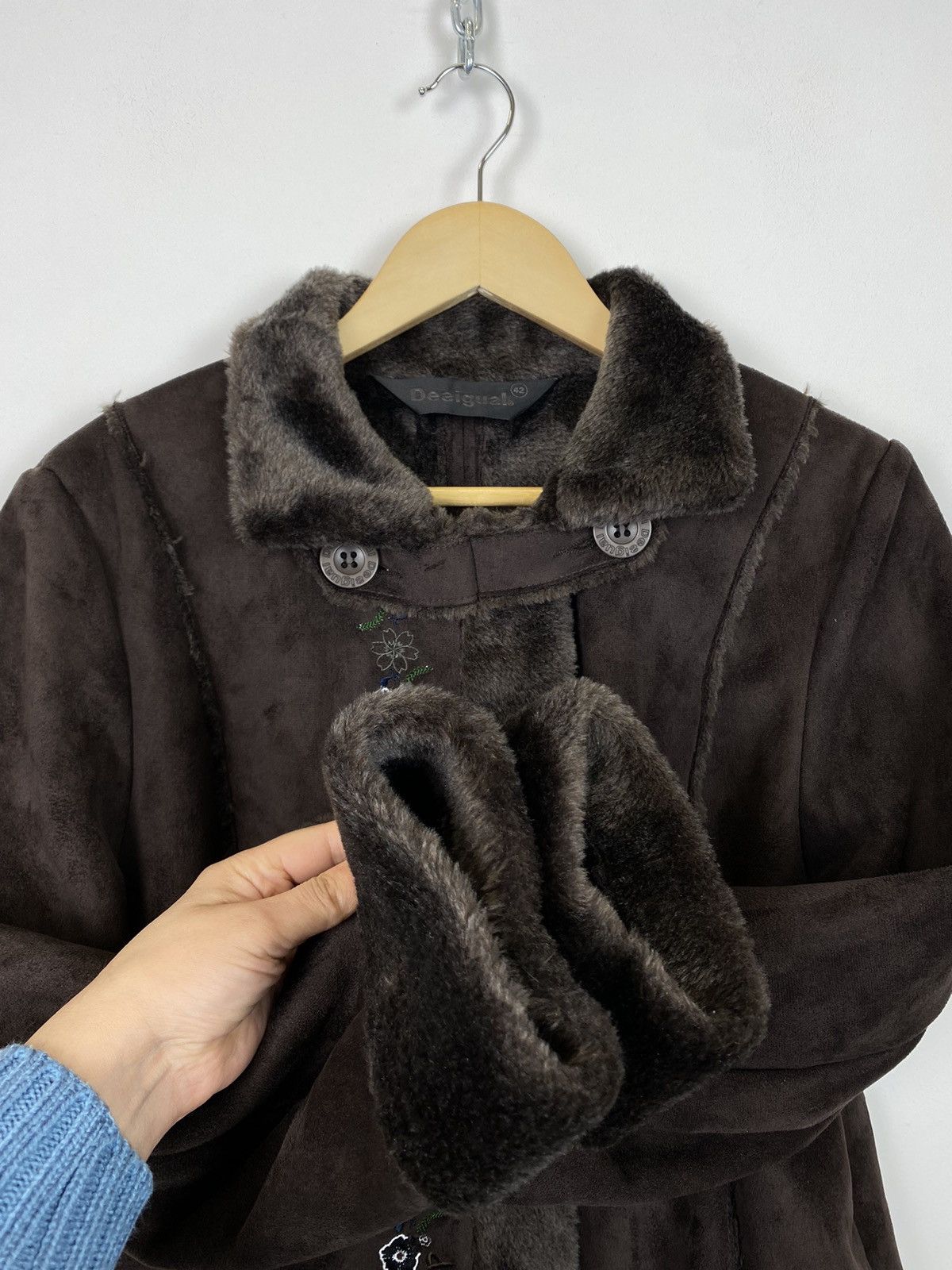 Desigual Vintage Y2K Desigual Faux Fur Brown Short Coat Jacket Floral Size M / US 6-8 / IT 42-44 - 4 Thumbnail