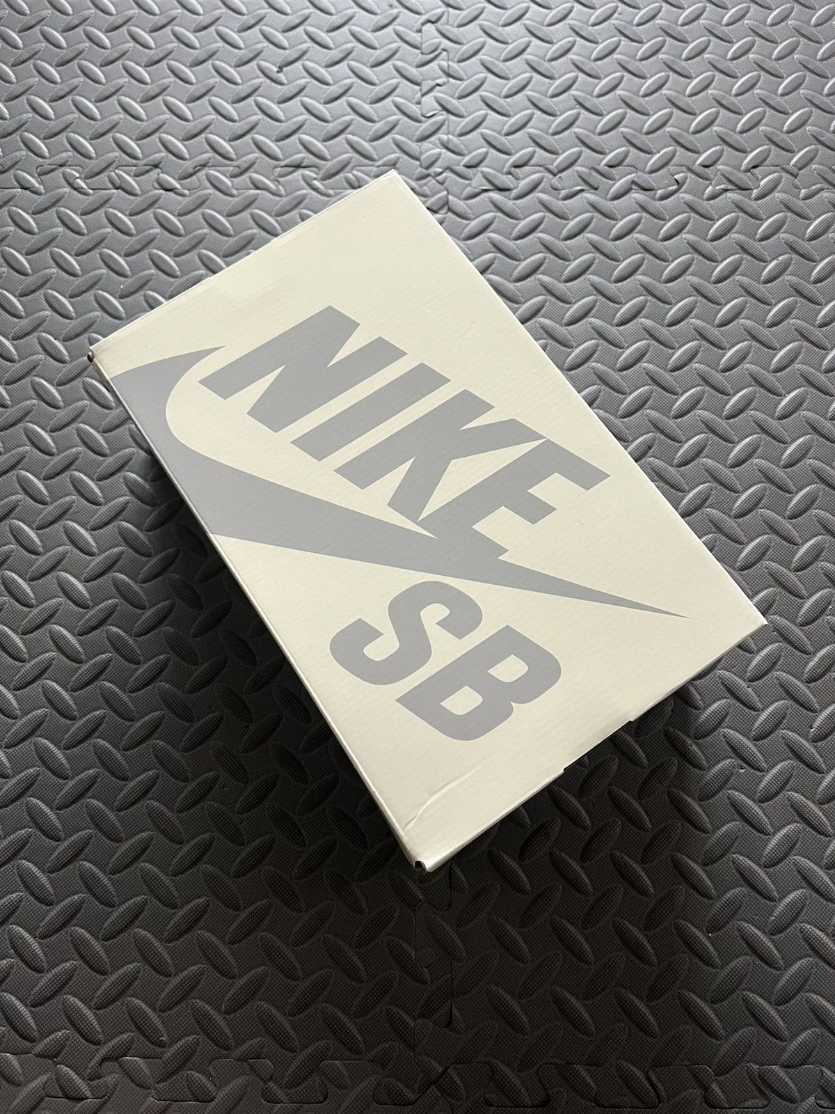 Nike SB NARDWUAR NIKE SB DUNK LOW 8.5 Size US 8.5 / EU 41-42 - 9 Thumbnail