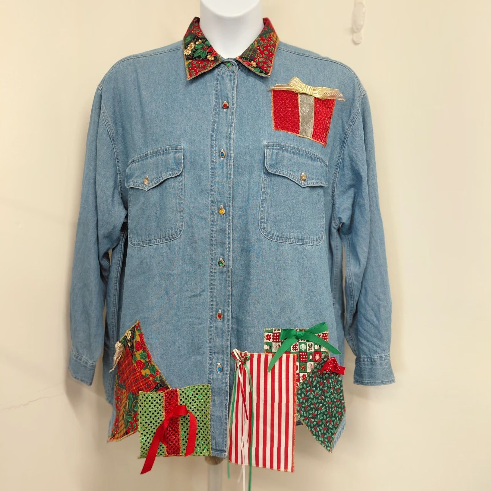 Lee VINTAGE Shane Lee Inc Shirt Womens 2XL Blue Denim Christmas Present Patches With Bows Shirt Womens 2XL Blue Denim Christmas Present Patches With Bows Size XXL / US 16-18 / IT 52-54 - 2 Thumbnail
