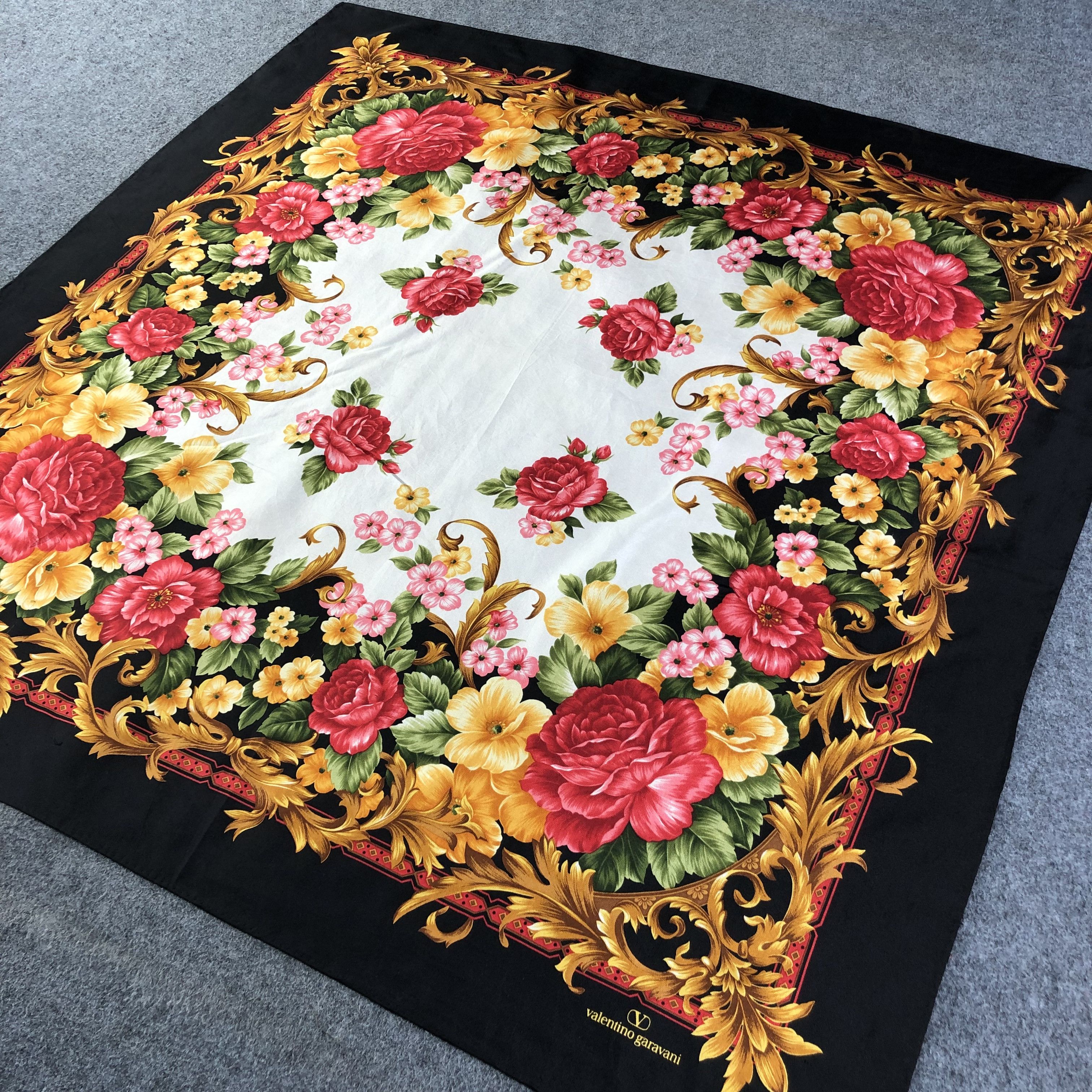 Japanese Brand Luxury Valentino Garavani Baroque Floral Silk Scarf M643 Size ONE SIZE - 2 Thumbnail