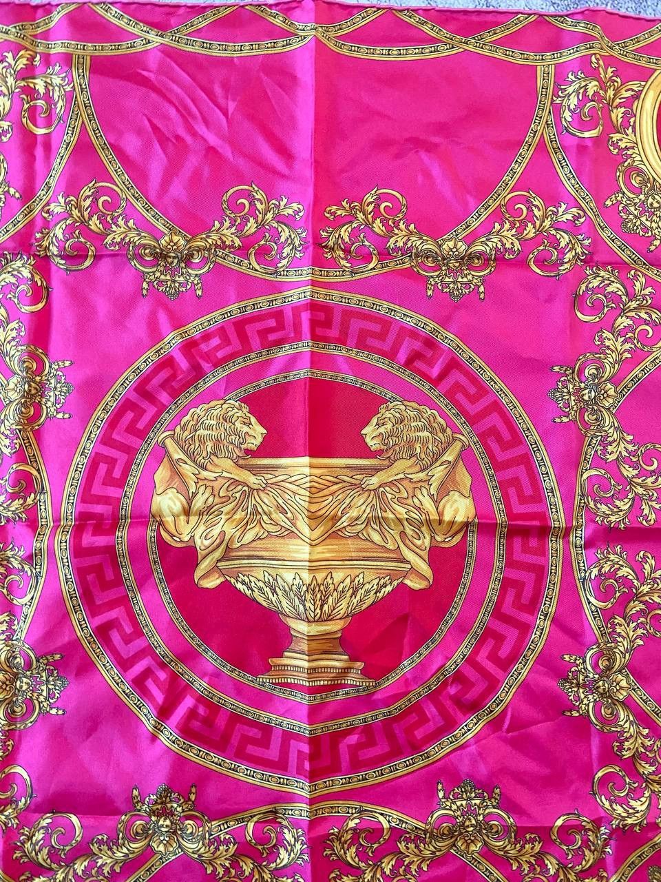 Versace Gianni Versace Bold Fuchsia & Gold „House Of Versace“ Silk Size ONE SIZE - 7 Thumbnail