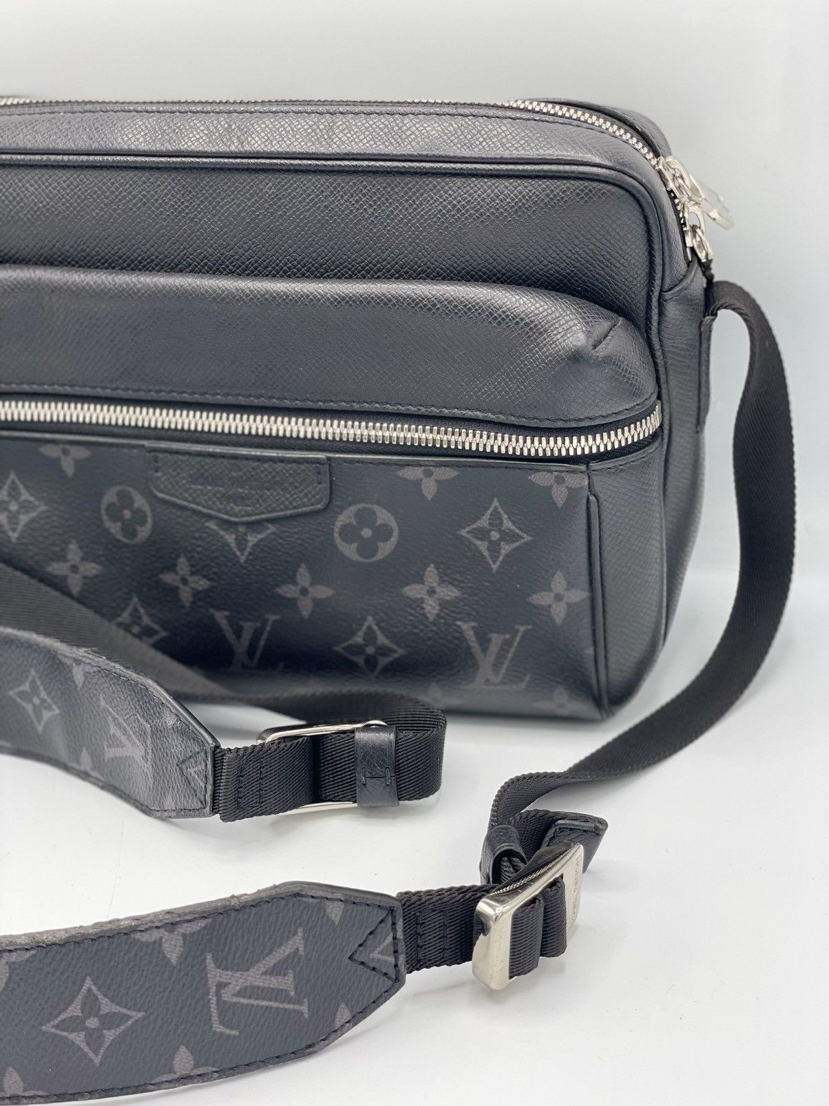 Louis Vuitton Taiga Monogram Eclipse Outdoor Messenger Black Size ONE SIZE - 4 Thumbnail