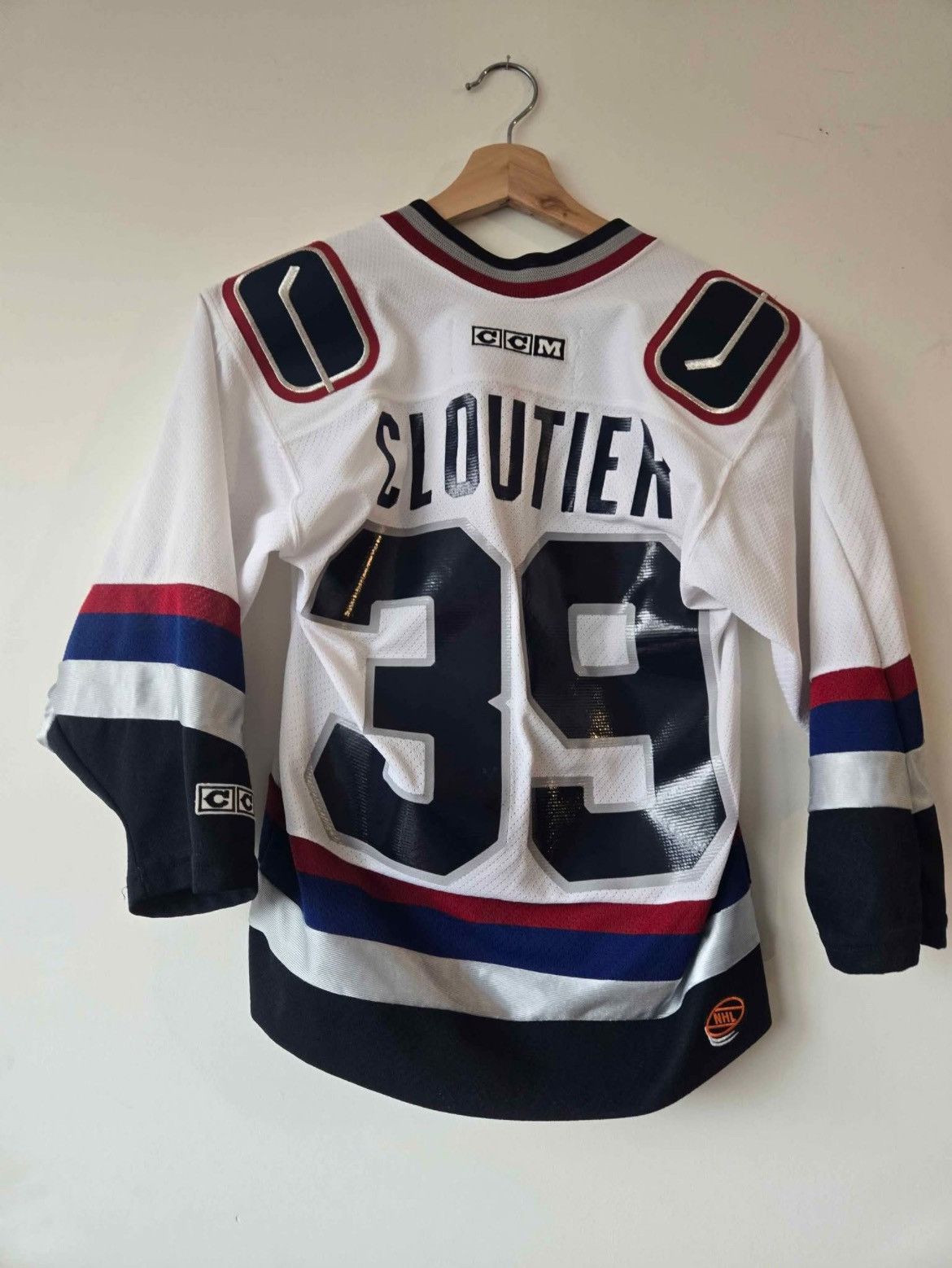 Ccm Vintage Vancouver Canucks Dan Cloutier CCM Jersey Size US S / EU 44-46 / 1 - 2 Thumbnail