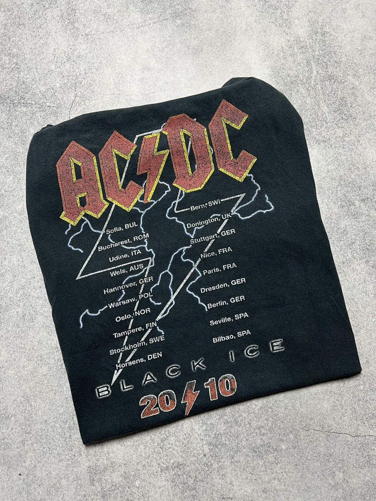 Band Tees Vintage AC/DC World Tour Black Ice 2010 Faded Distressed Tee Size US L / EU 52-54 / 3 - 6 Thumbnail