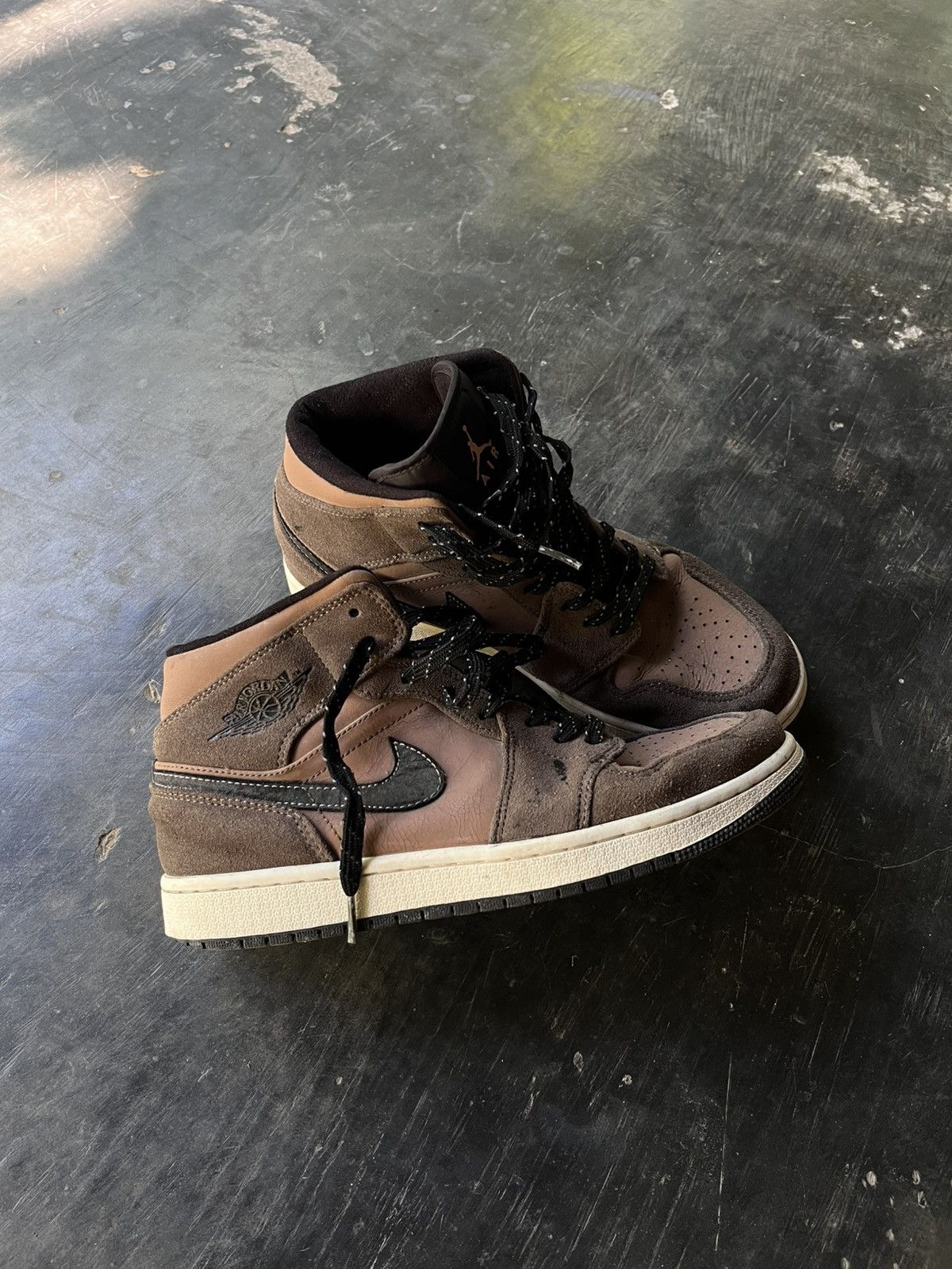 Jordan Brand Nike Air Jordan 1 Mid SE Dark Chocolate Size US 8 / EU 41 - 1 Thumbnail