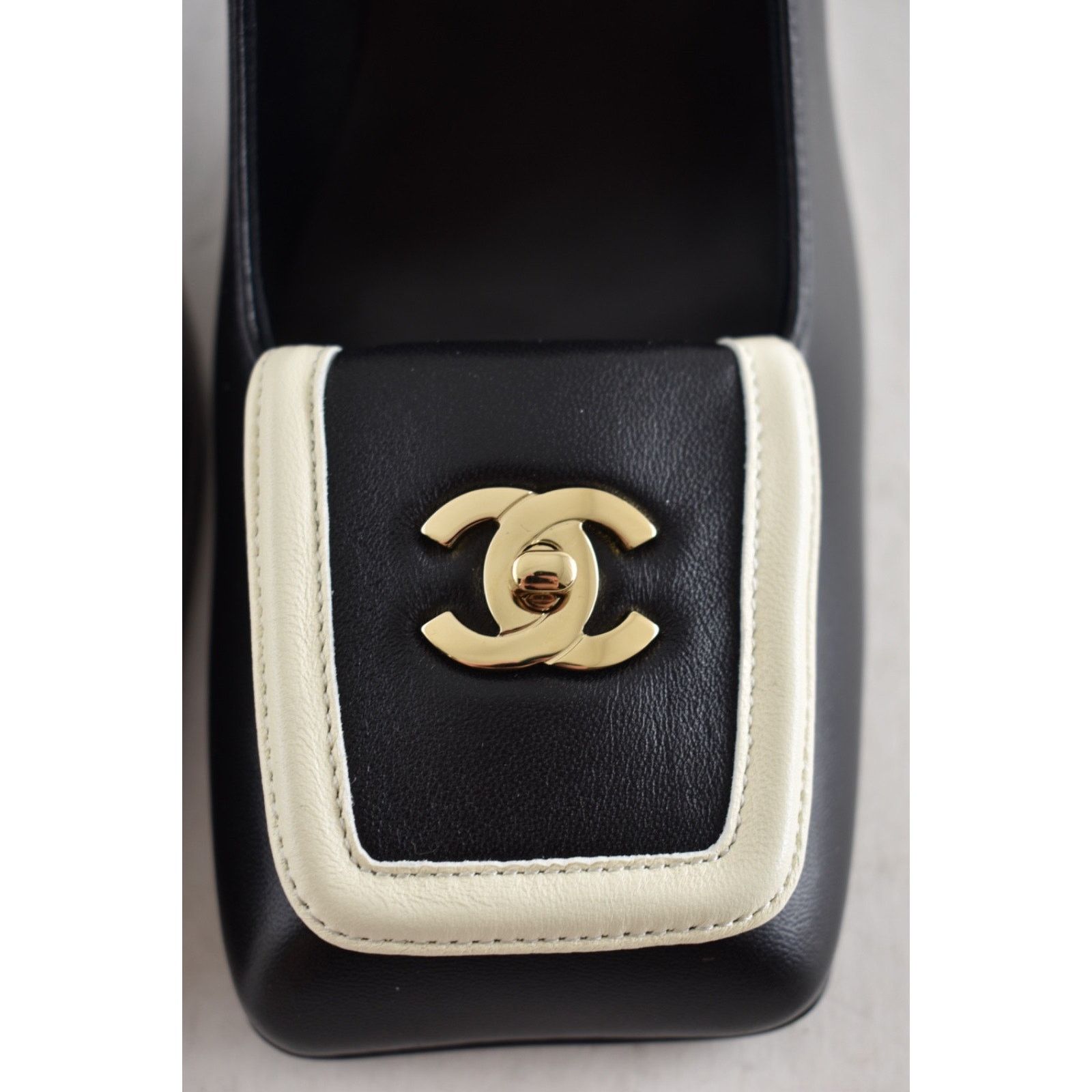 Chanel Chanel 26S Blazy White Square Turnlock Block Heel Pump 38.5 Size US 8.5 / IT 38.5 - 16 Thumbnail