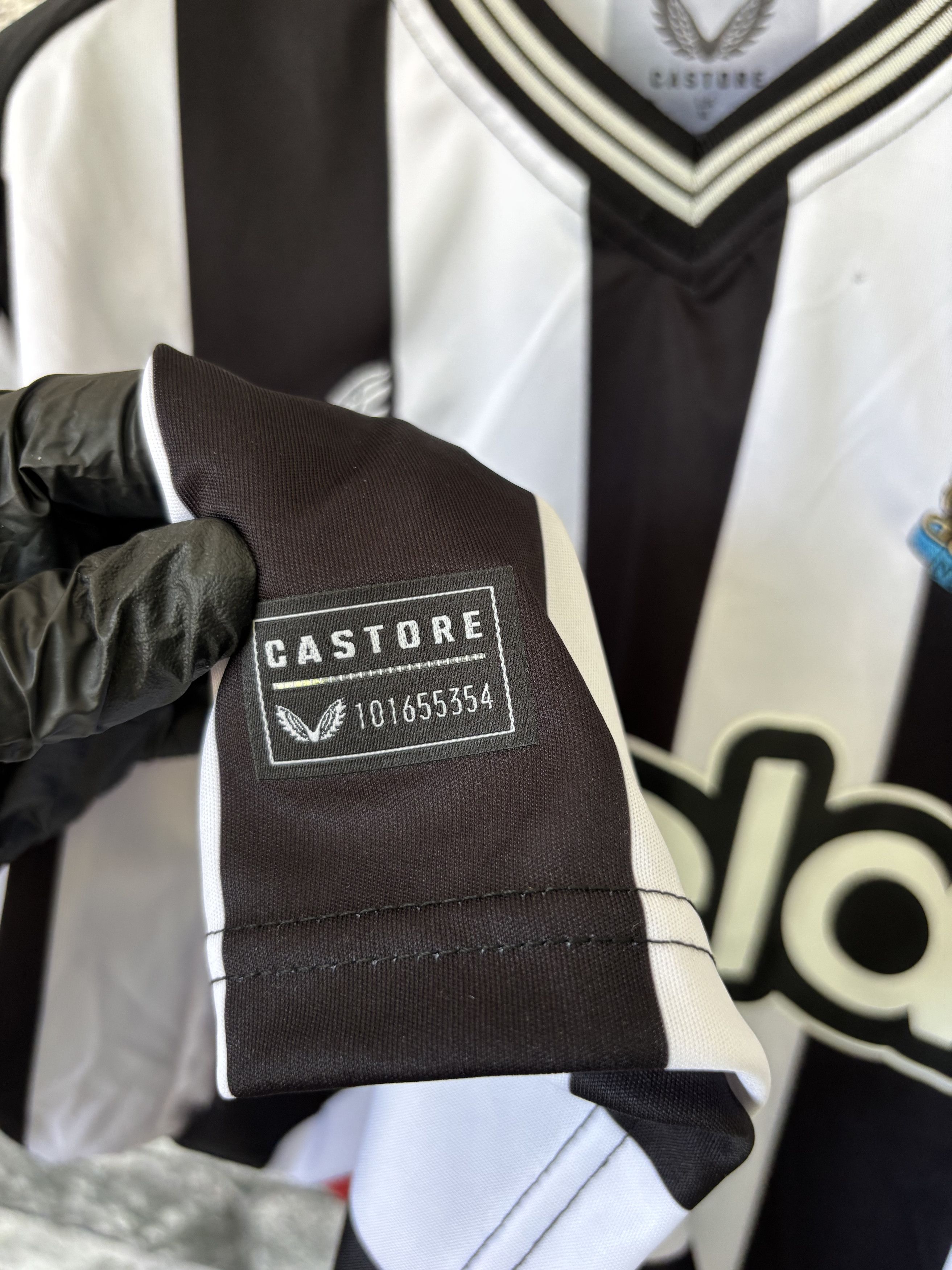 Castore Newcastle United 2023/24 Home Kit | Isak #14 | PL Patch Size US XL / EU 56 / 4 - 4 Thumbnail