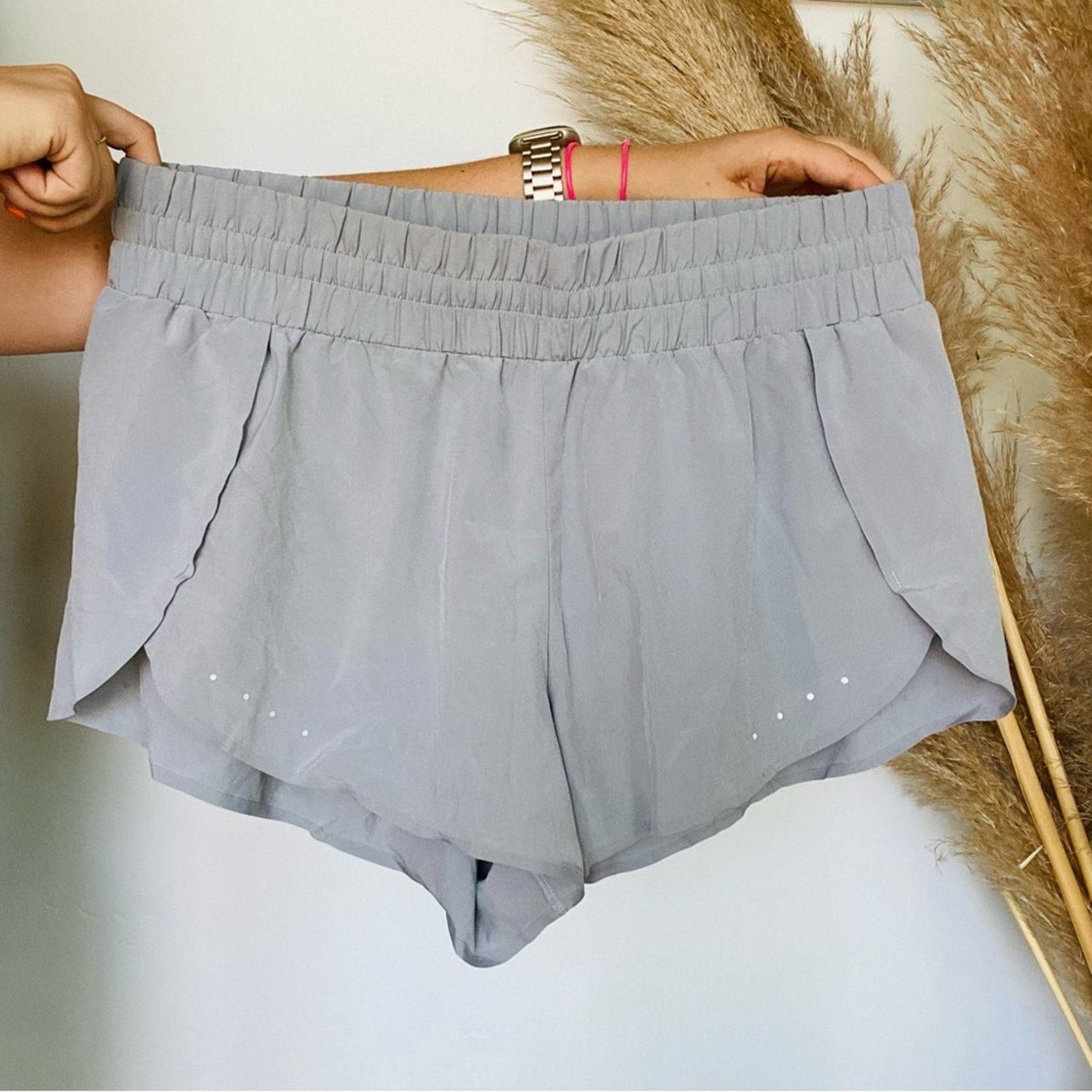 Nordstrom NORDSTROM ZELLA Silver Grey Gray Dolphin Hem Athletic Shorts Size 32" / US 10 / IT 46 - 4 Thumbnail