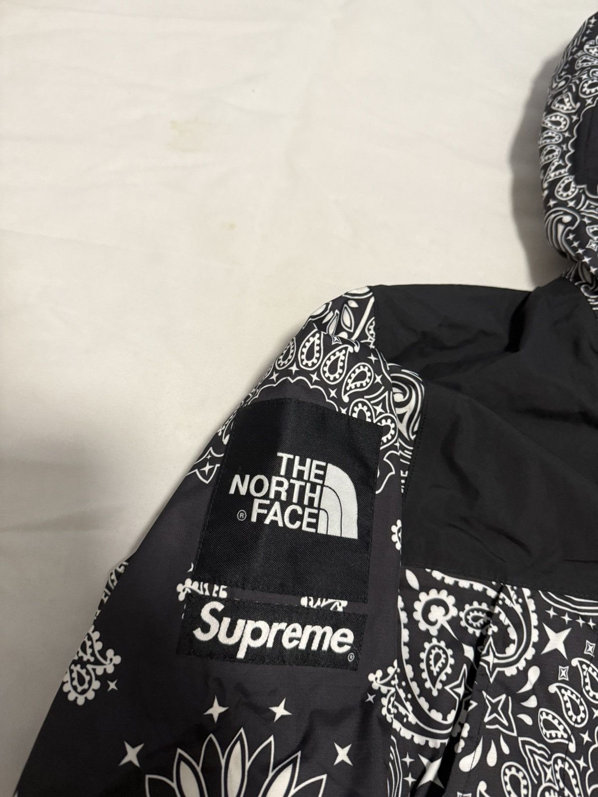Supreme × The North Face Supreme north face tnf black bandana paisley mountain Jacket Size US M / EU 48-50 / 2 - 2 Thumbnail