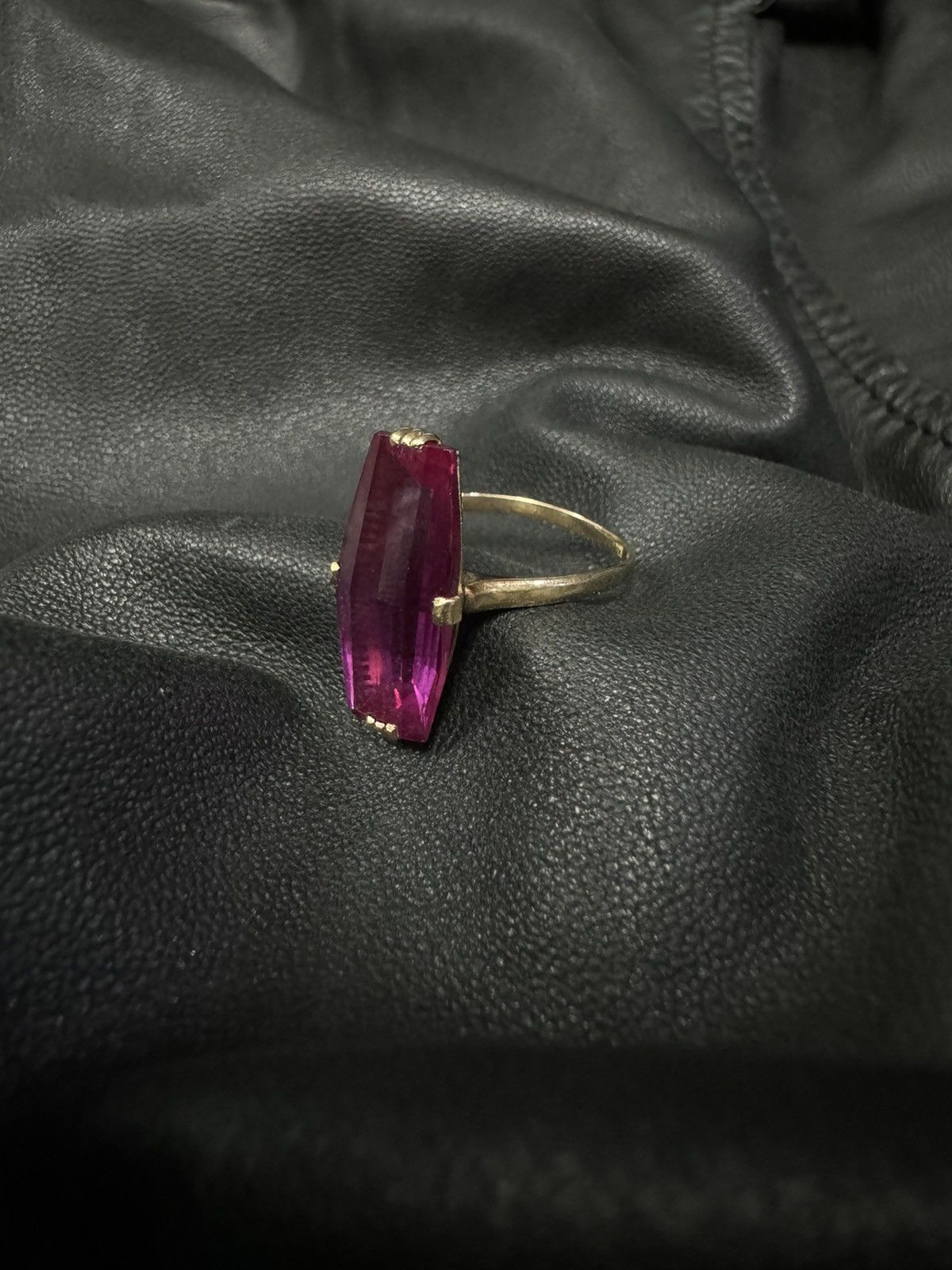 Jewelry × Vintage RECTANGLE CUT SYNTHETIC RUBY IN 18k YELLOW GOLD RING Size ONE SIZE - 2 Thumbnail