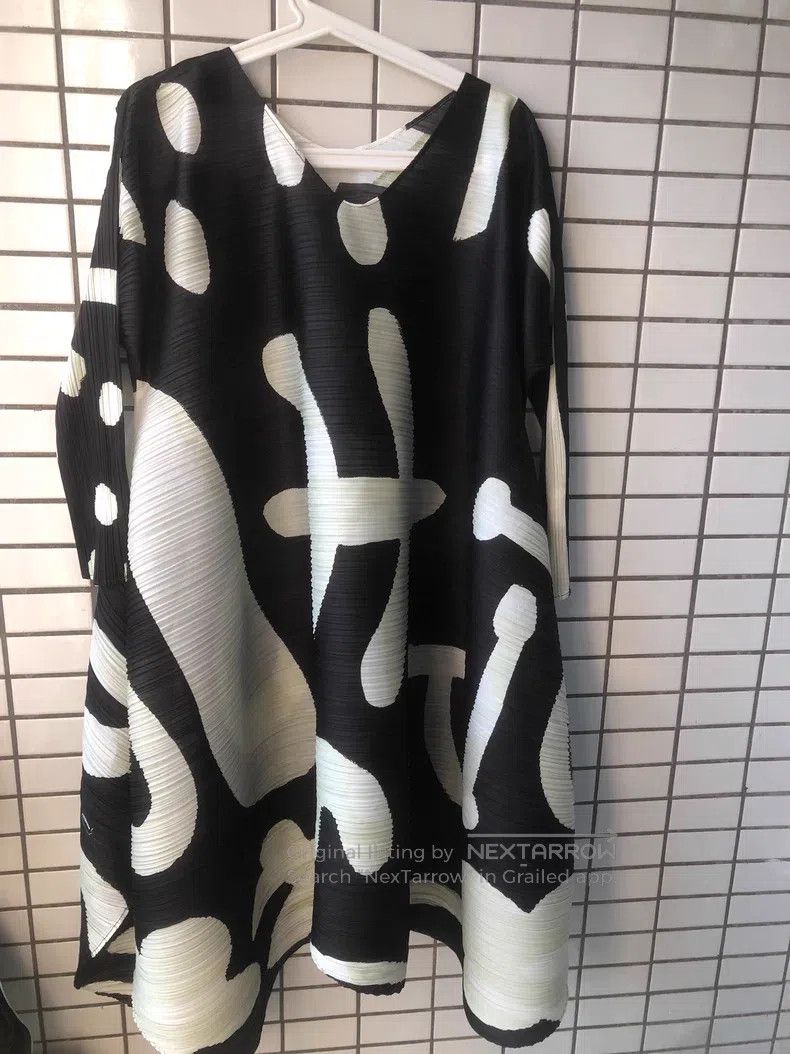 Issey Miyake Issey Miyake Black Short-Sleeve T-shirt Size L / US 10 / IT 46 - 1 Thumbnail