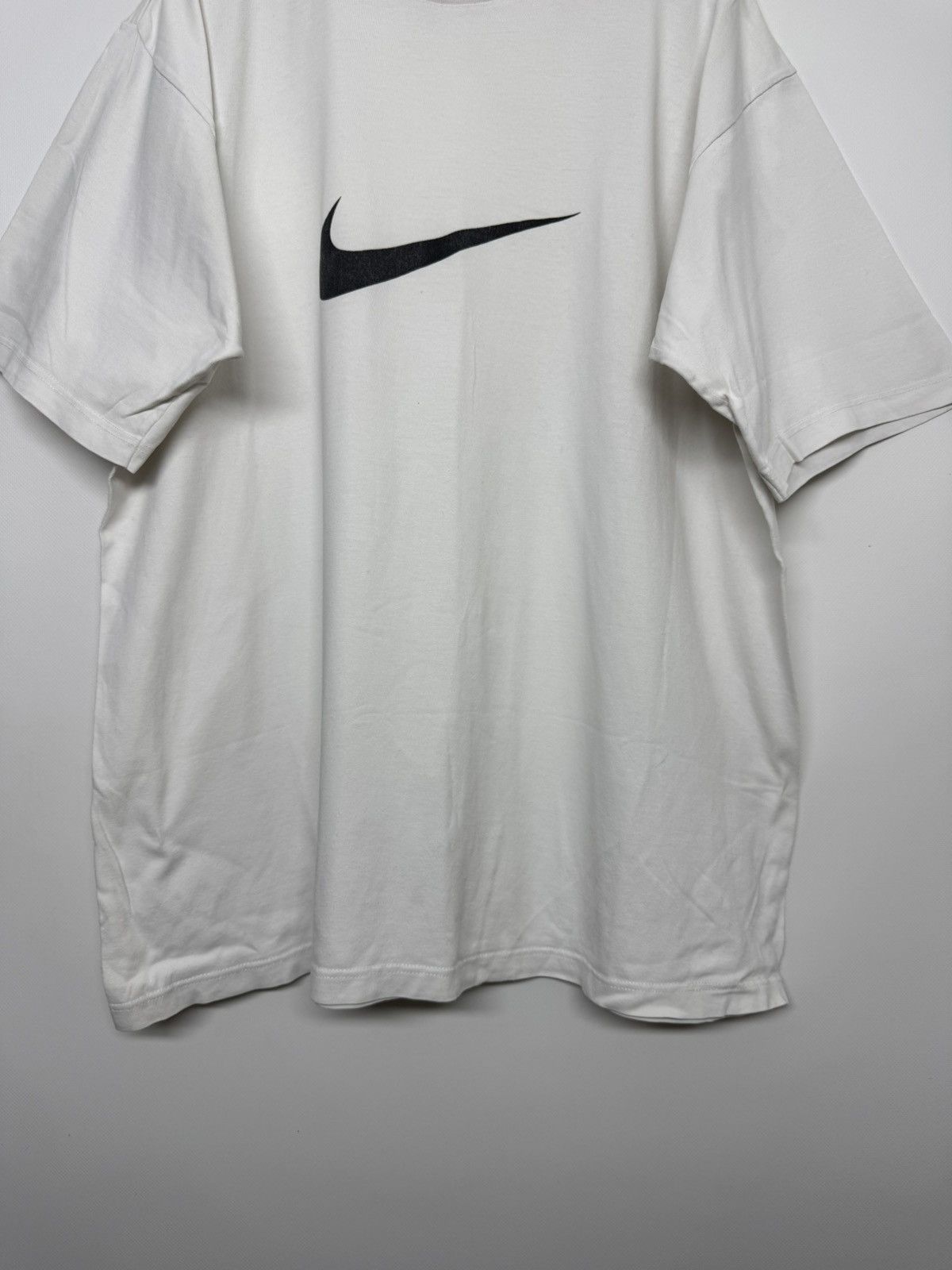 Nike Vintage Y2k Nike Center Big Swoosh Logo T-Shirt Size US L / EU 52-54 / 3 - 7 Thumbnail