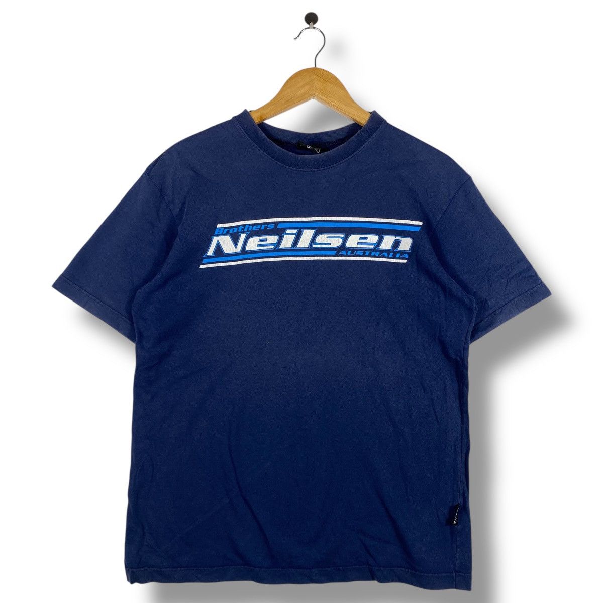 Vintage Vintage 90's BROTHERS NEILSEN SURF Australia Logo Tee Shirt Size US S / EU 44-46 / 1 - 1 Thumbnail