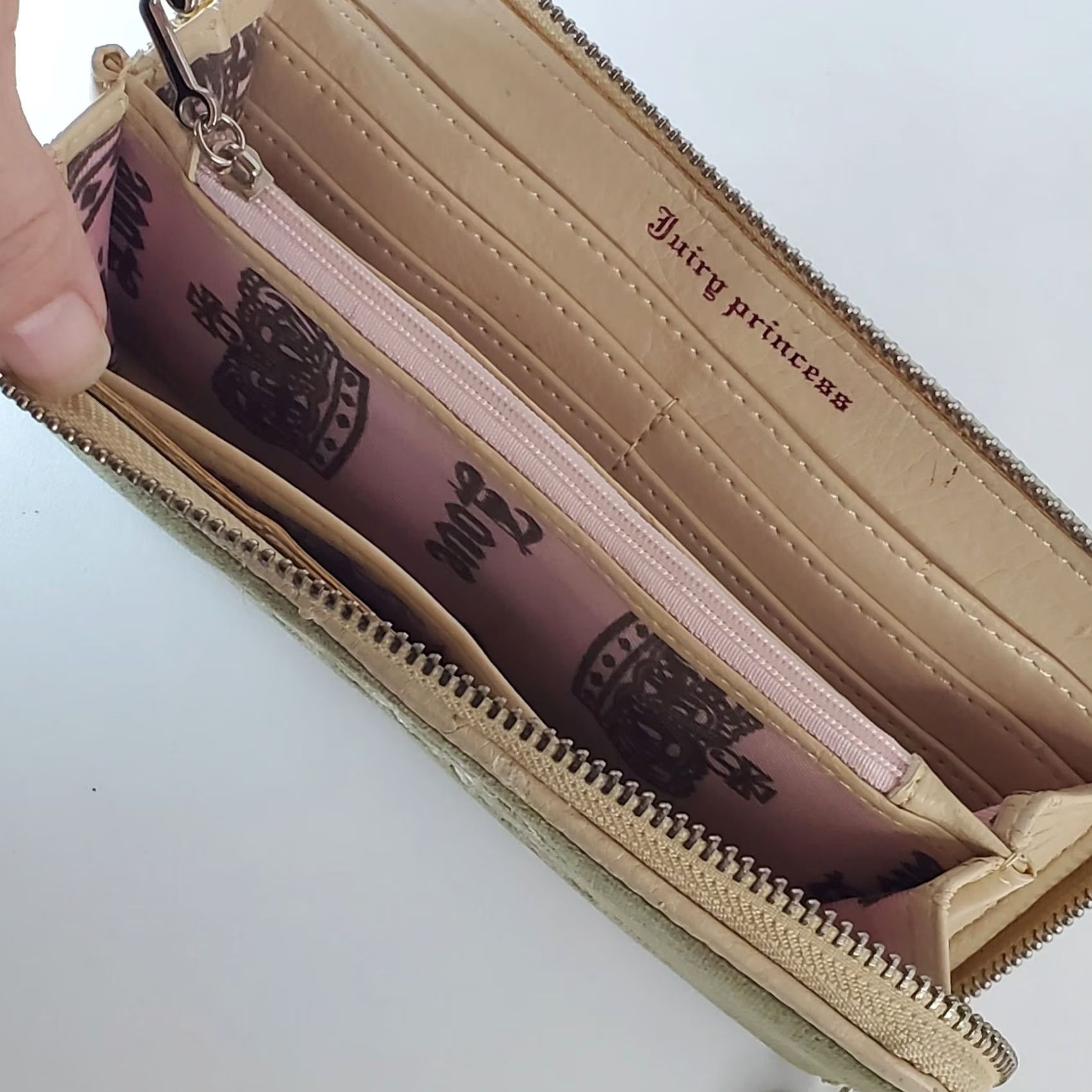 Juicy Couture VINTAGE Juicy Couture Wallet Green Velour Princess Crown Zip-Around Leather Womens L Green Heart Love Y2K 90s Logo Zipper Size ONE SIZE - 6 Thumbnail