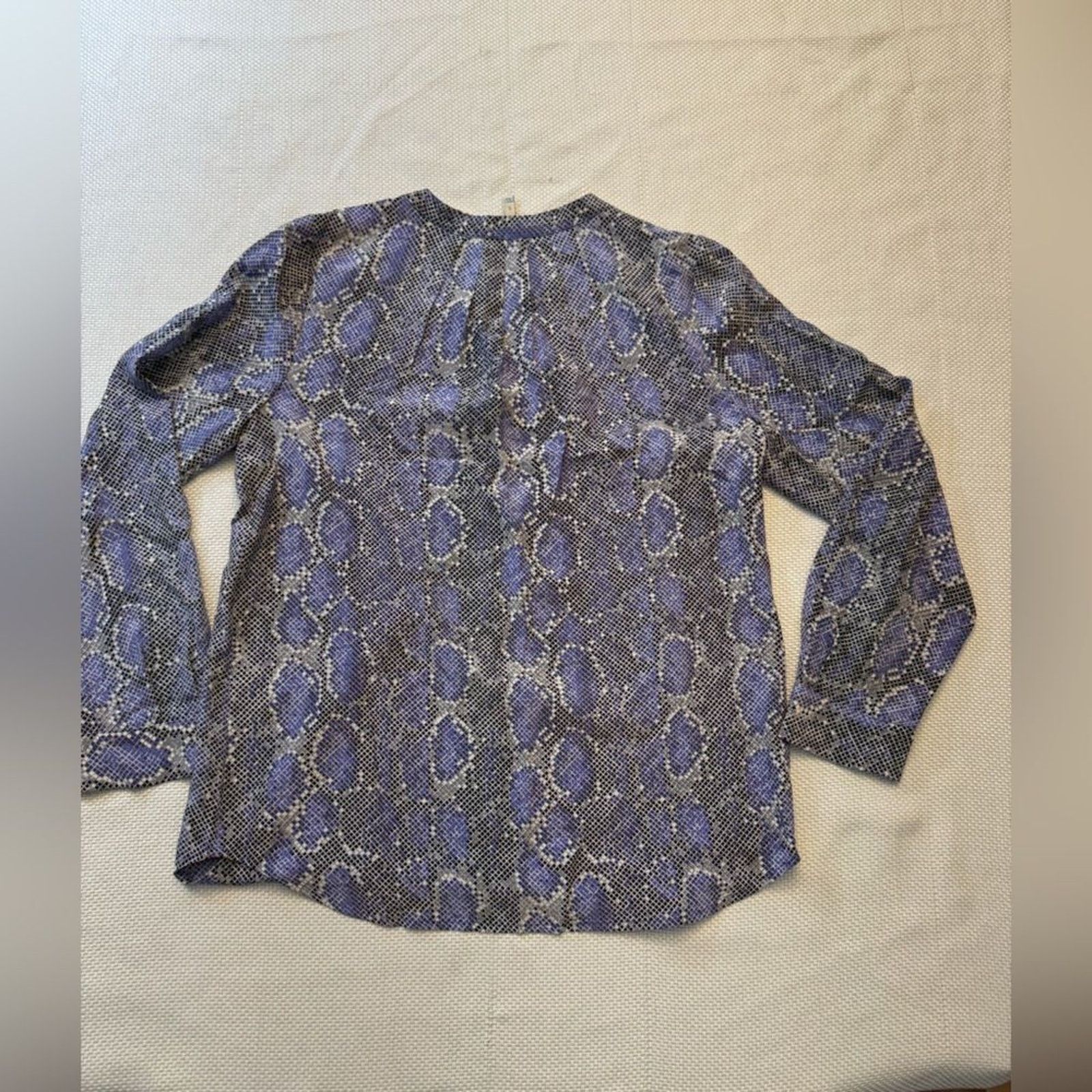 Joie Beautiful lavender snake print silk blouse by joie in size S Size S / US 4 / IT 40 - 9 Thumbnail