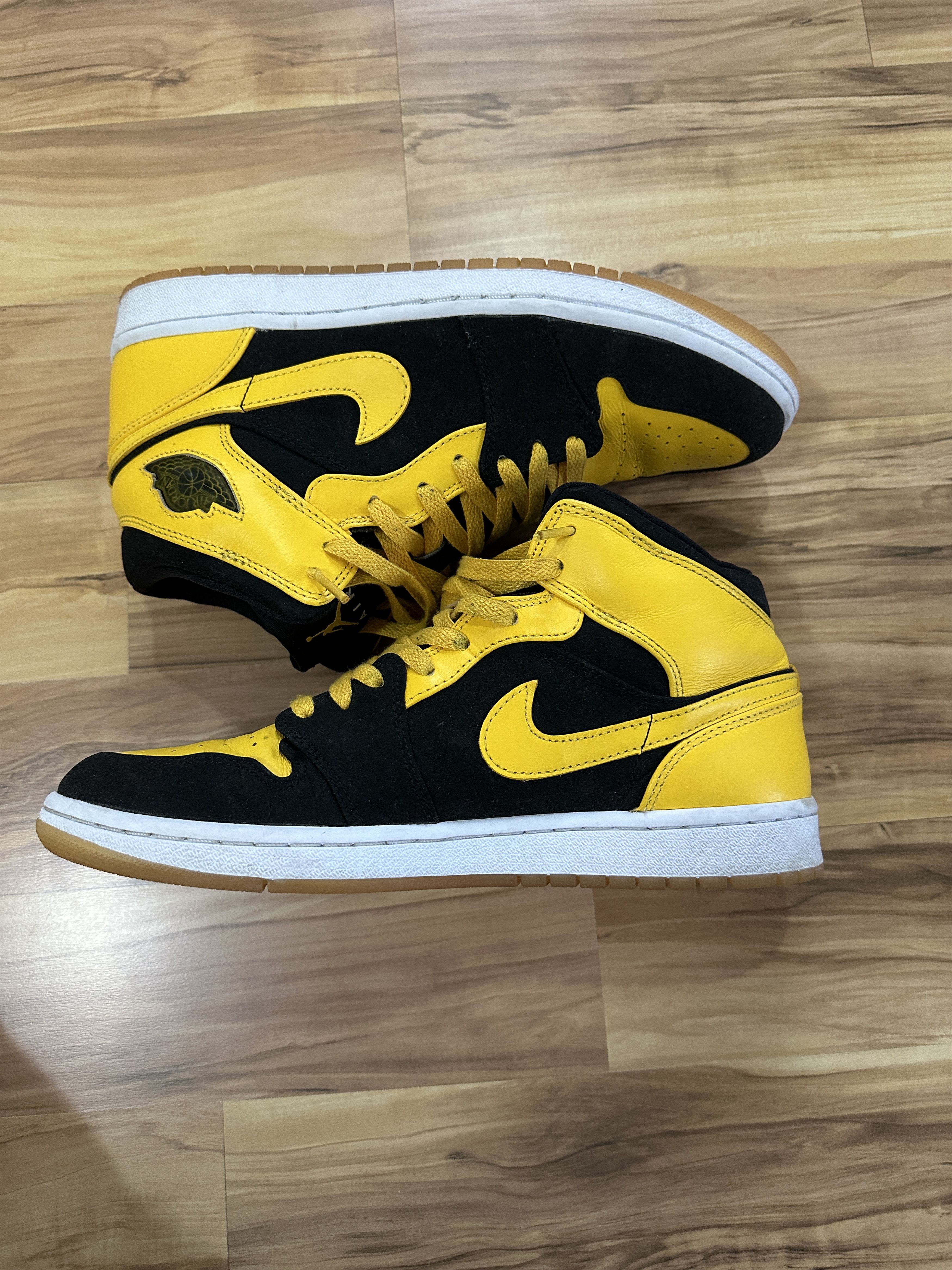 Jordan Brand Jordan 1 Mid "New Love" Size 10 Size US 10 / EU 43 - 4 Thumbnail