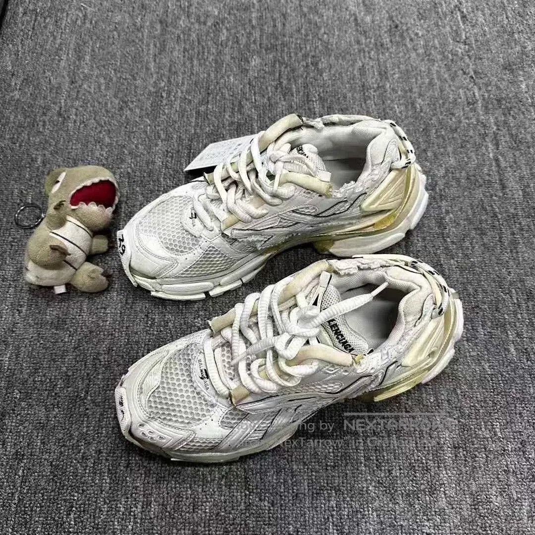 Balenciaga Balenciaga White Runner Size 39. Size US 6 / EU 39 - 1 Thumbnail