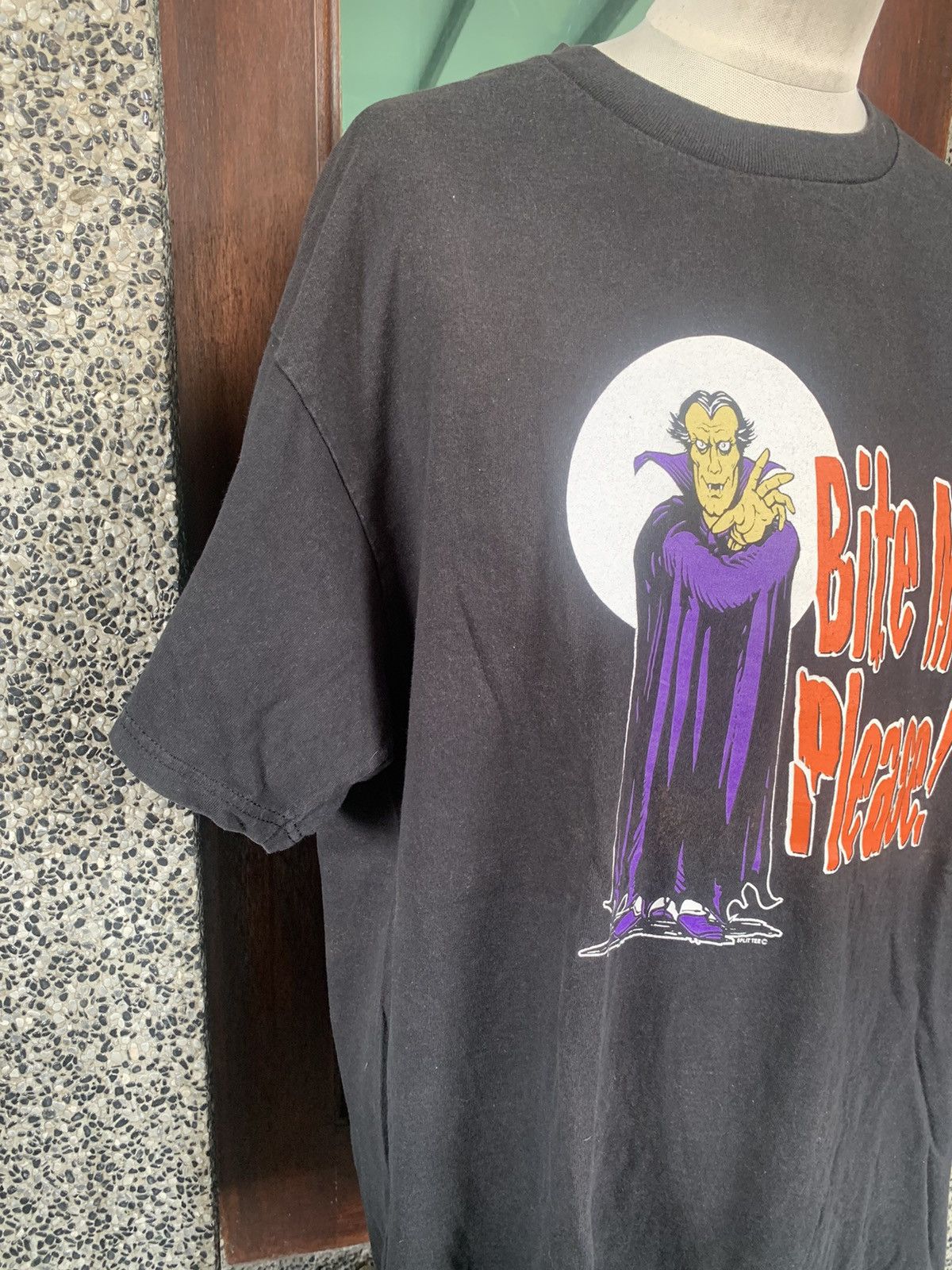Vintage Vintage Dracula Bite Me Please Split Tee Graphics T shirt Size US XL / EU 56 / 4 - 6 Thumbnail