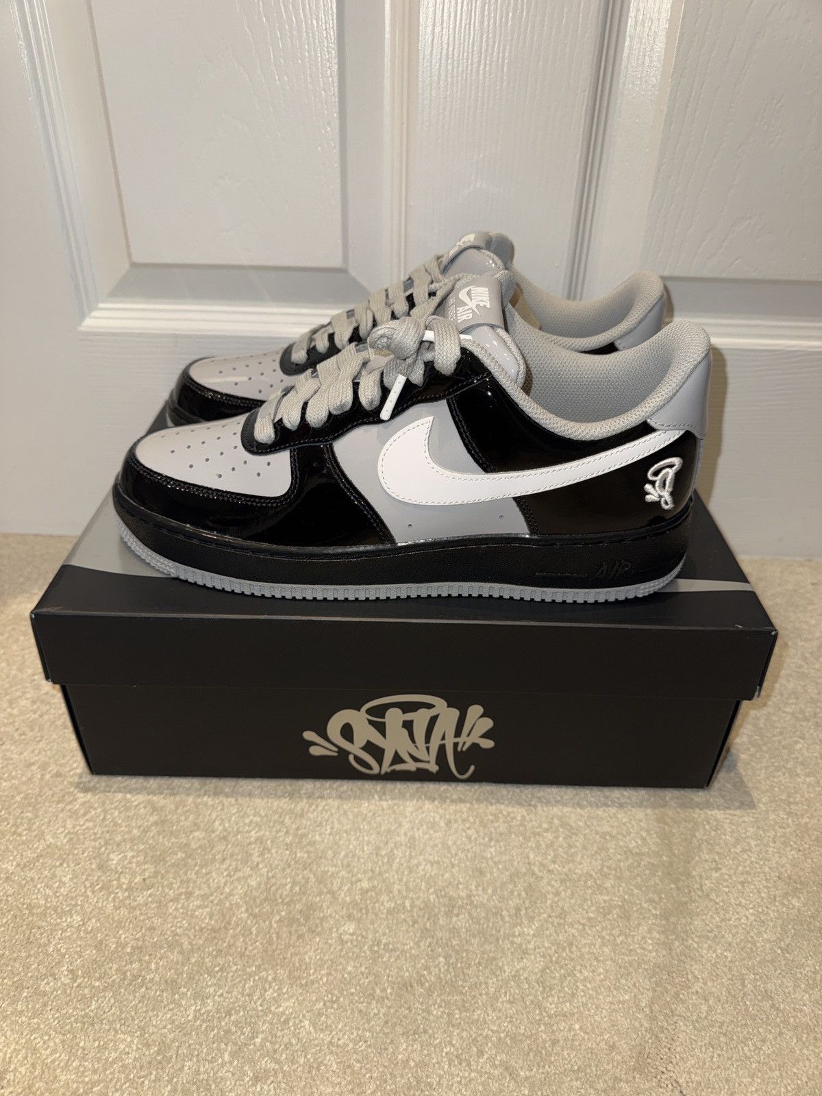 Nike Nike x Syna Air Force 1 '07 Black/Light Smoke Grey US 9.5 Size US 9.5 / EU 42-43 - 9 Thumbnail