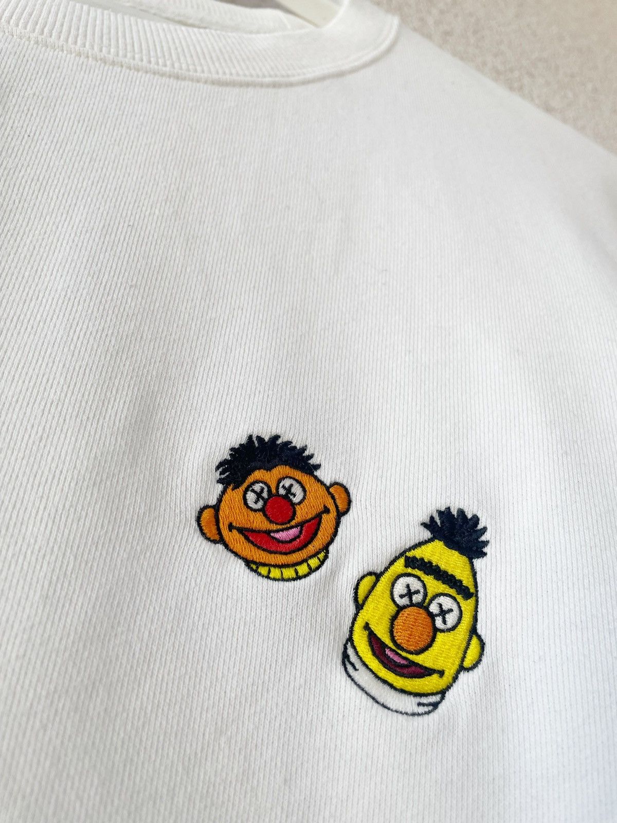 Kaws × Uniqlo Kaws x Uniqlo White Sweatshirt – Size L – Men Cartoon Faces Size US L / EU 52-54 / 3 - 6 Thumbnail