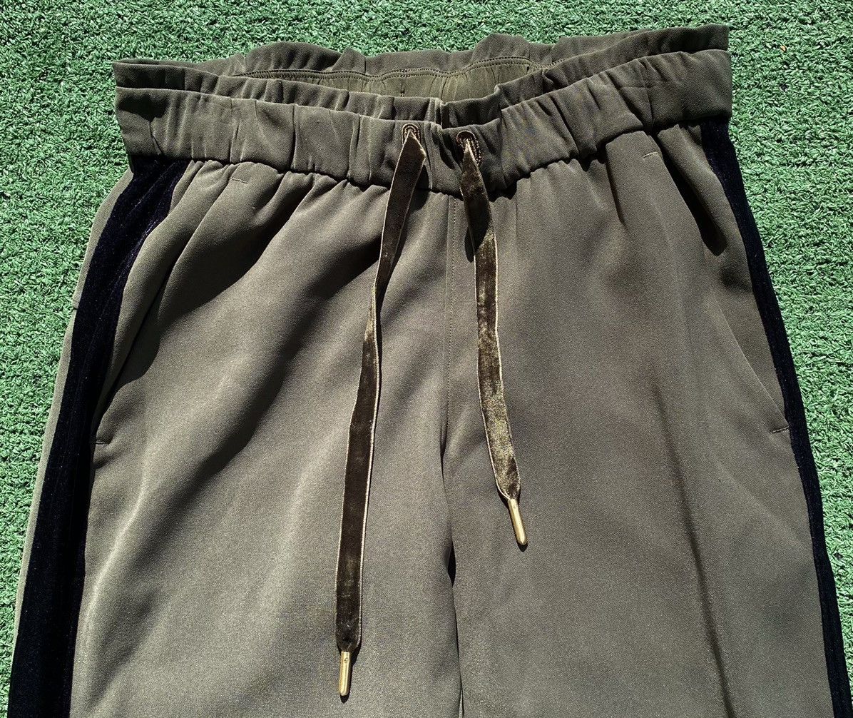 Lululemon Lululemon On the Fly Jogger Olive Green Velvet Trim Pants 2 Size 26" / US 2 / IT 38 - 2 Thumbnail