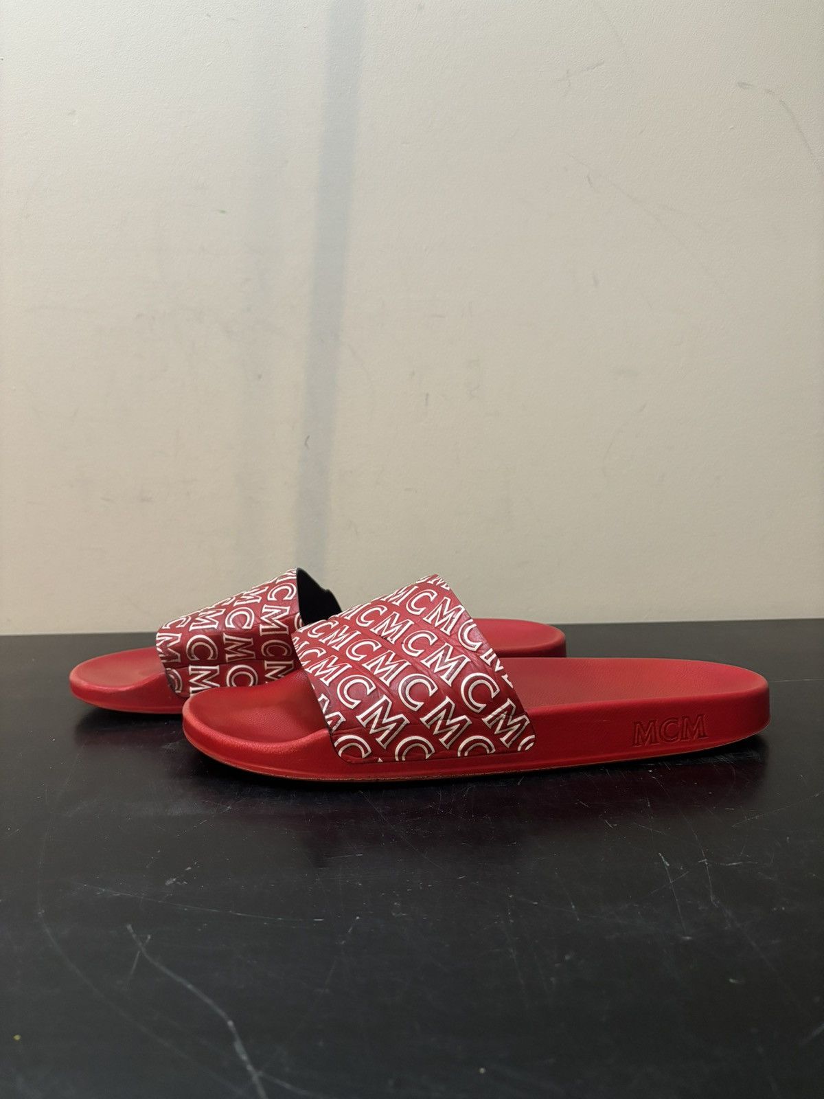 MCM MCM Repeating Logo Rubber Slides Red Size US 12 / EU 45 - 1 Thumbnail