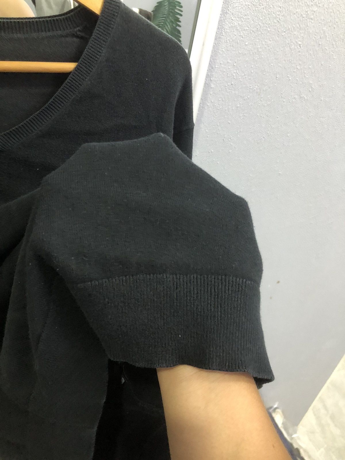 Uniqlo Uniqlo Black V-Neck Knit Pullover Sweater Size US L / EU 52-54 / 3 - 6 Thumbnail